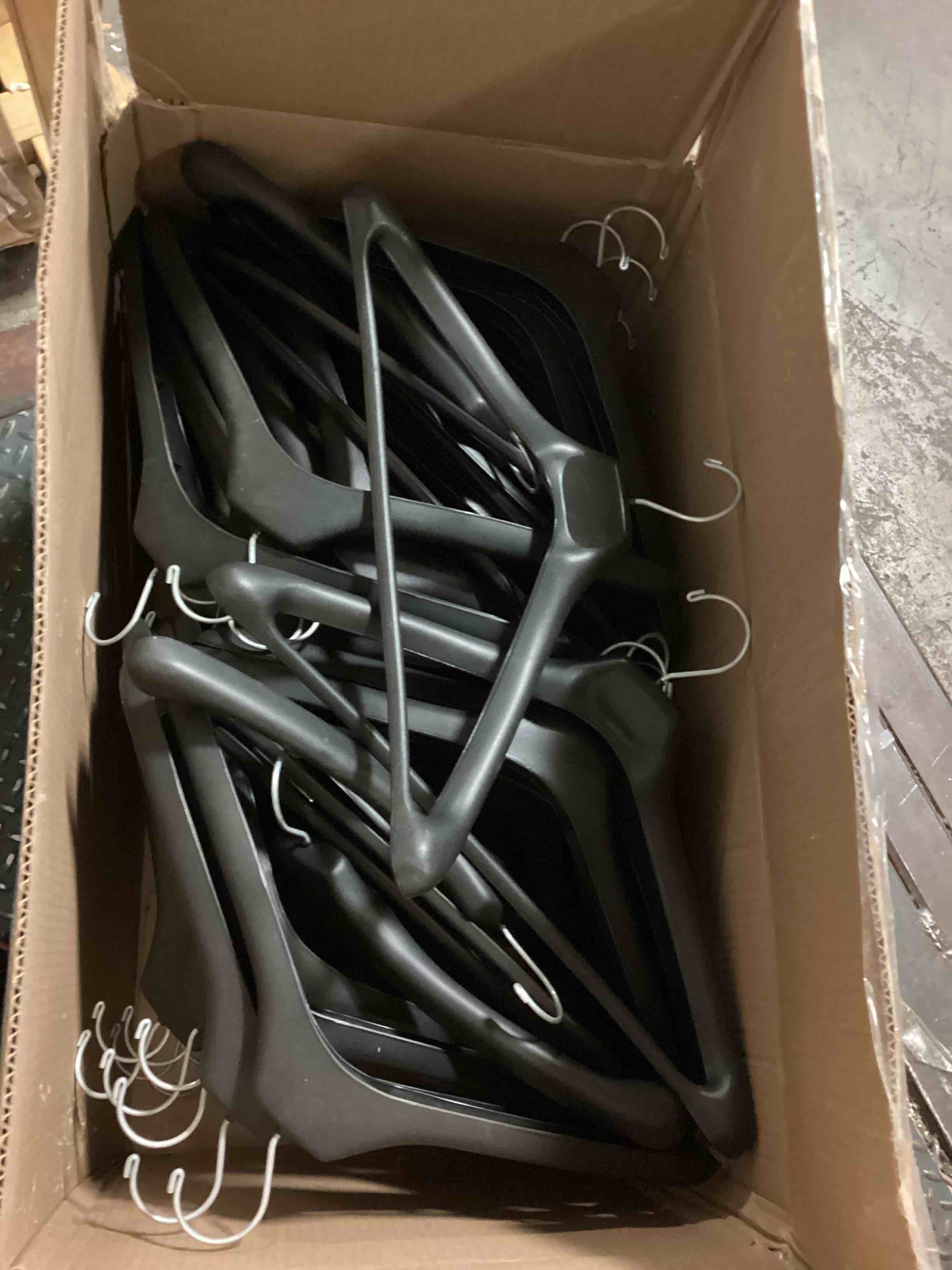 https://s3.amazonaws.com/lotting-images-prod/bidfta/BLU5628841_1700230923246.jpeg