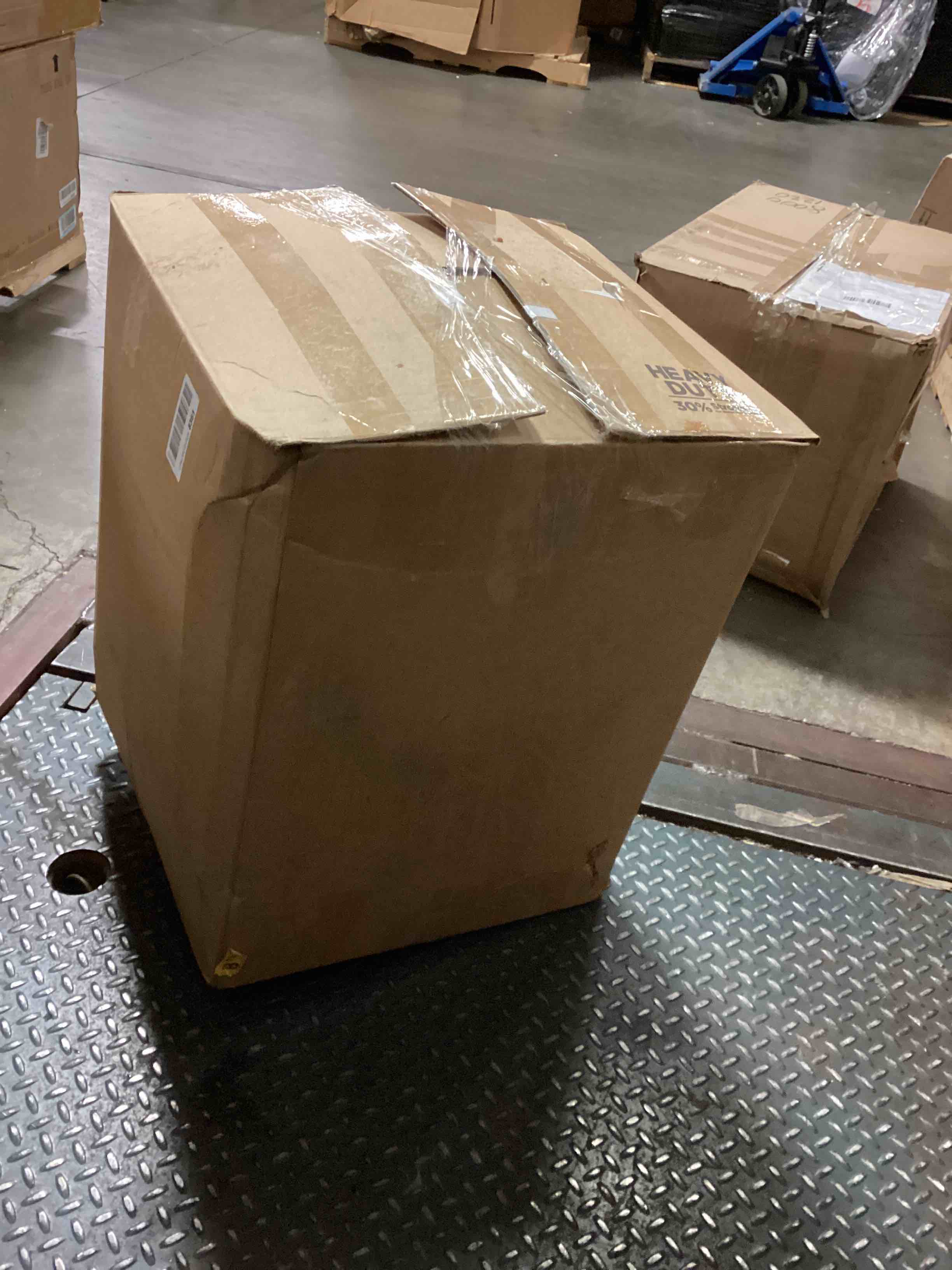 https://s3.amazonaws.com/lotting-images-prod/bidfta/BLU5628843_1700231591025.jpeg