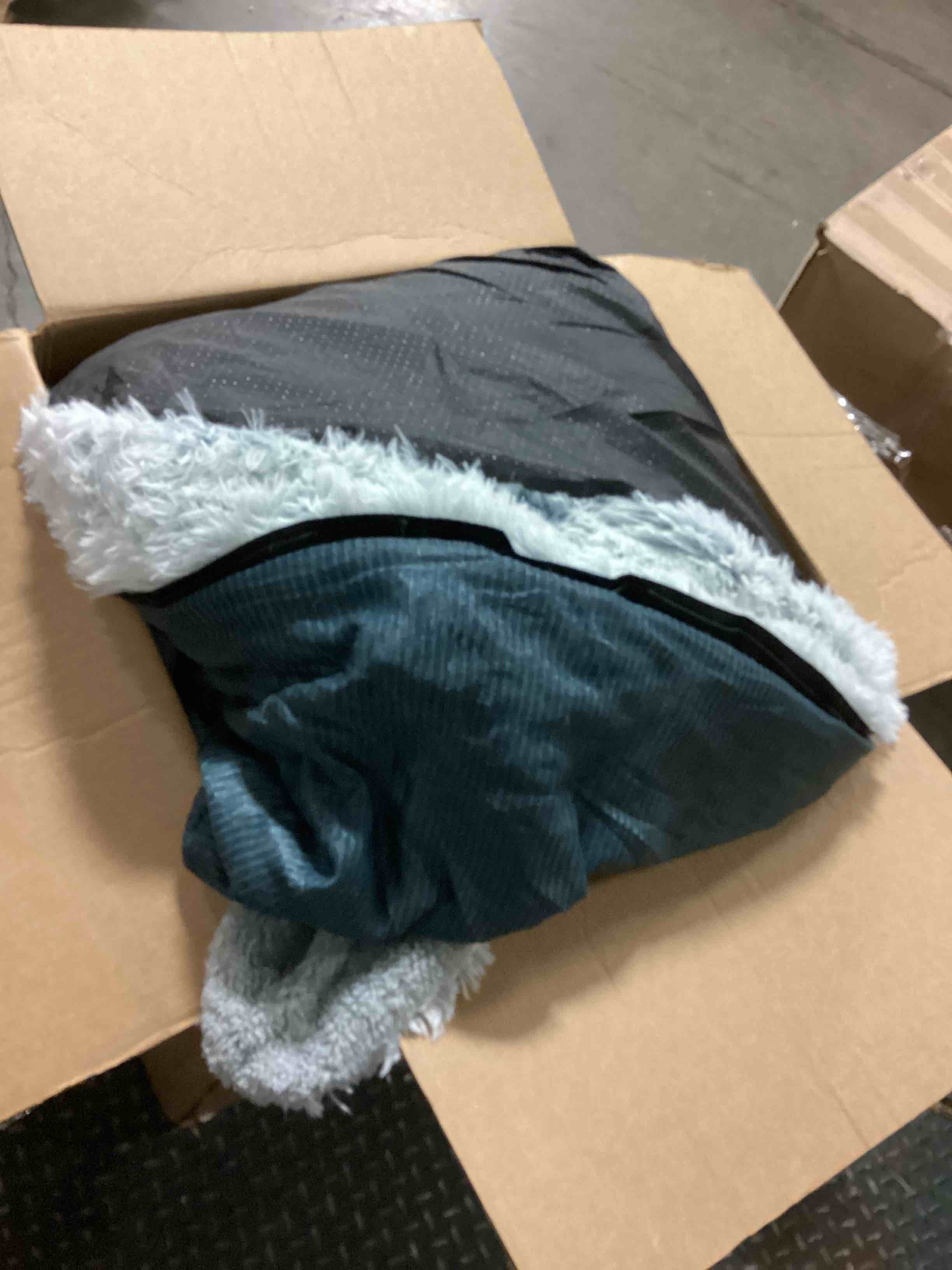 https://s3.amazonaws.com/lotting-images-prod/bidfta/BLU5628843_1700231658254.jpeg