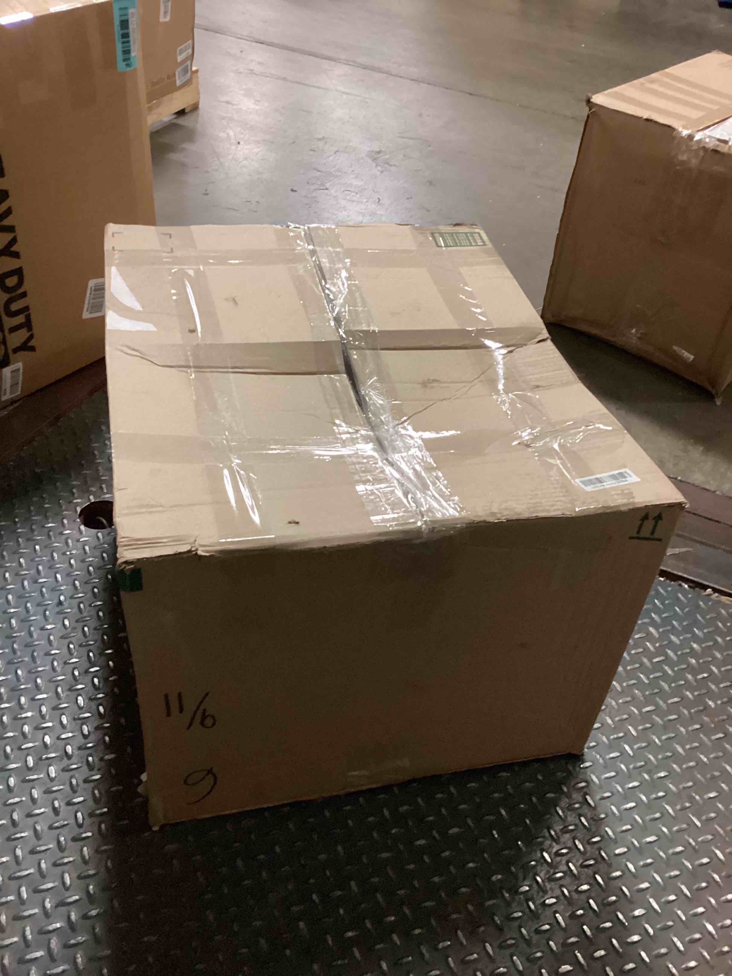 https://s3.amazonaws.com/lotting-images-prod/bidfta/BLU5628844_1700231961656.jpeg