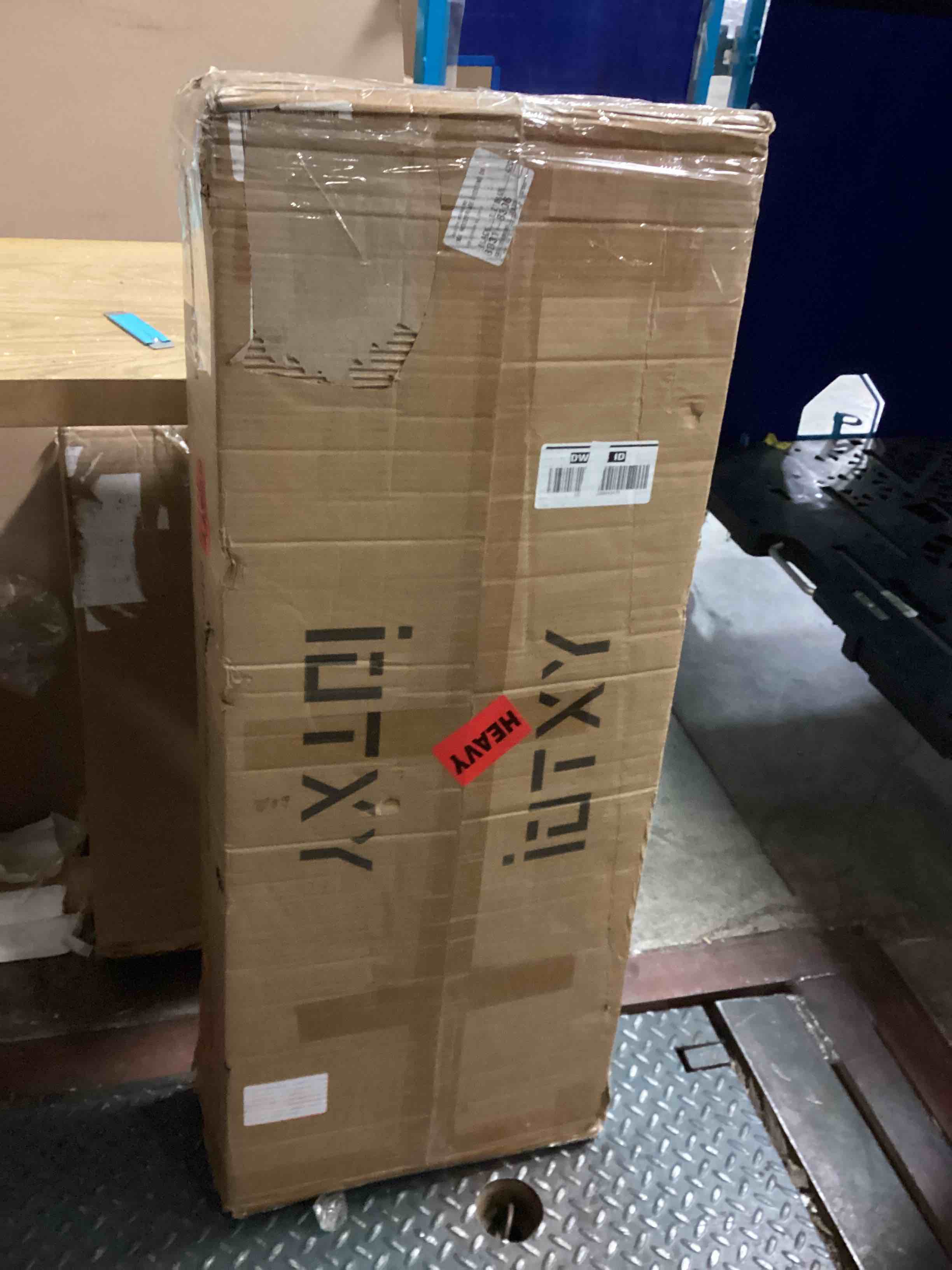 https://s3.amazonaws.com/lotting-images-prod/bidfta/BLU5628852_1700237096990.jpeg