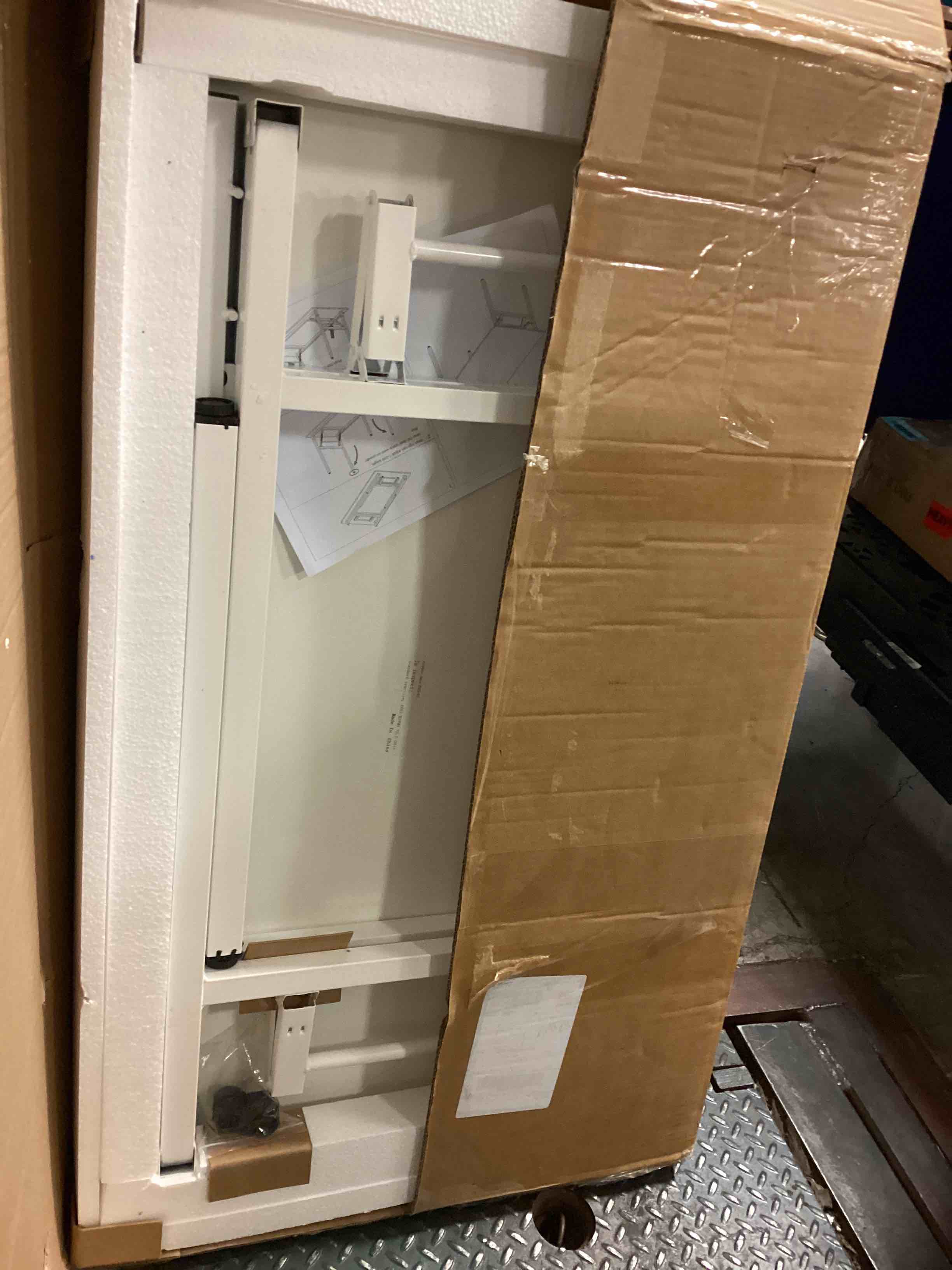 https://s3.amazonaws.com/lotting-images-prod/bidfta/BLU5628853_1700237326983.jpeg