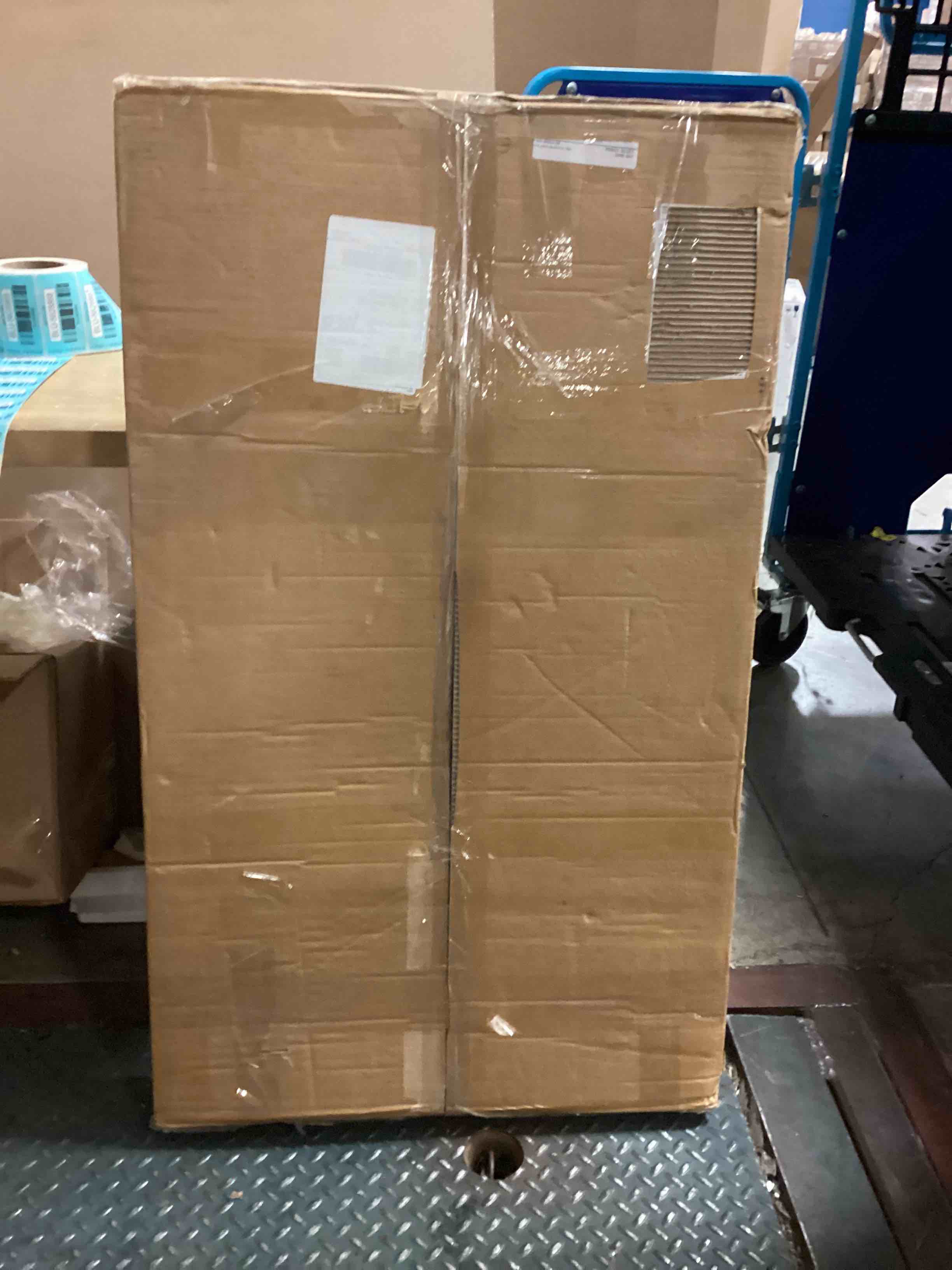 https://s3.amazonaws.com/lotting-images-prod/bidfta/BLU5628853_1700237485571.jpeg
