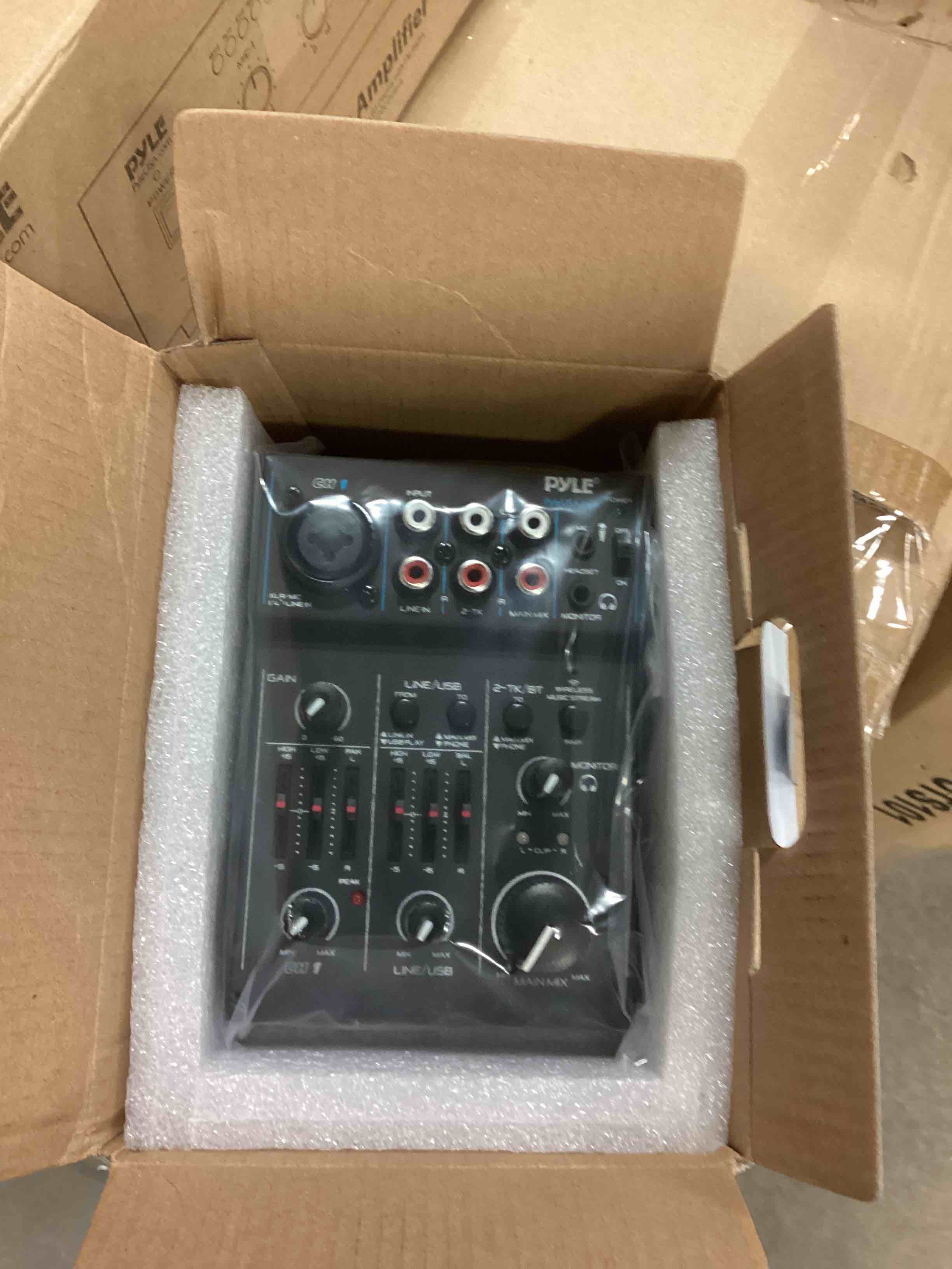 https://s3.amazonaws.com/lotting-images-prod/bidfta/BLU5629065_1700853507081.jpeg