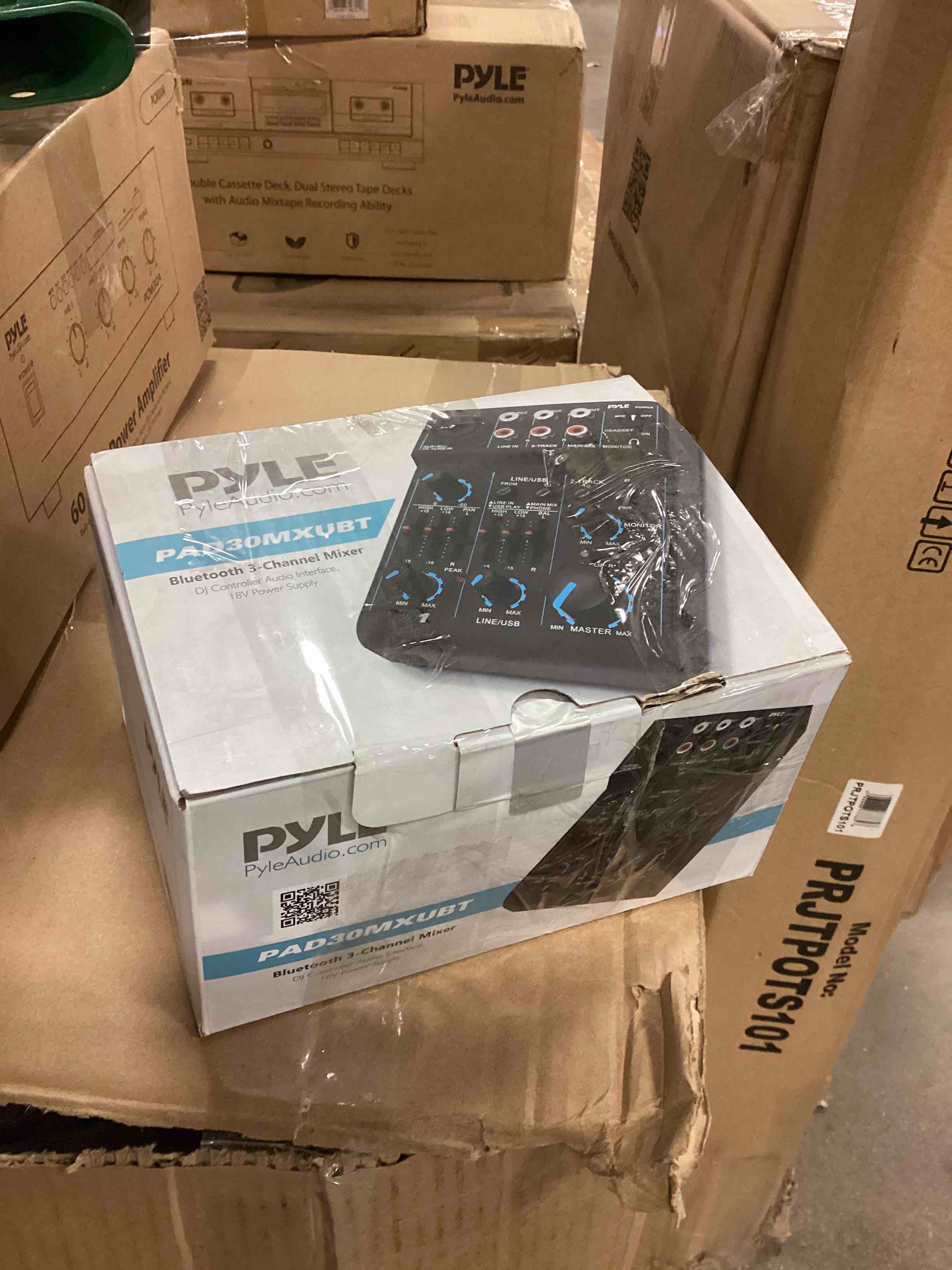 https://s3.amazonaws.com/lotting-images-prod/bidfta/BLU5629065_1700853560884.jpeg