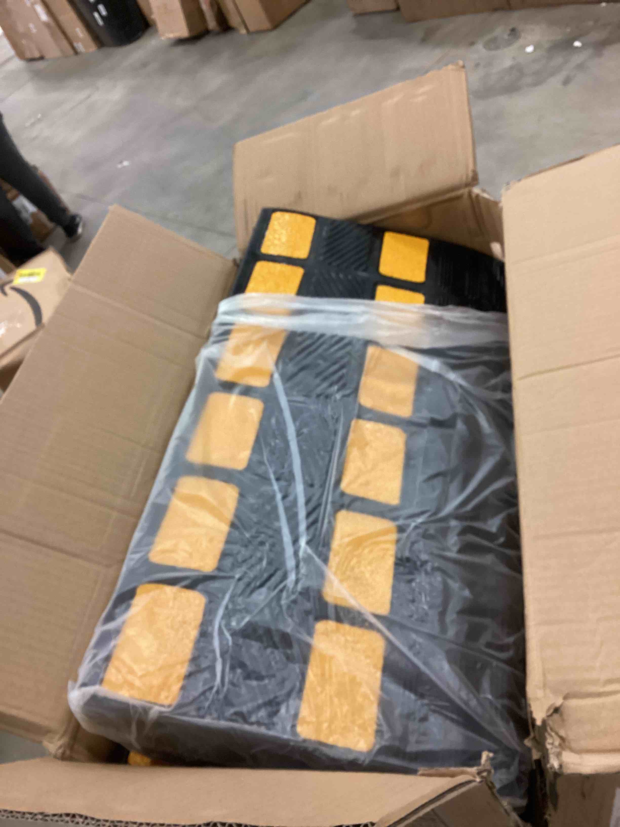 https://s3.amazonaws.com/lotting-images-prod/bidfta/BLU5629067_1700854232926.jpeg