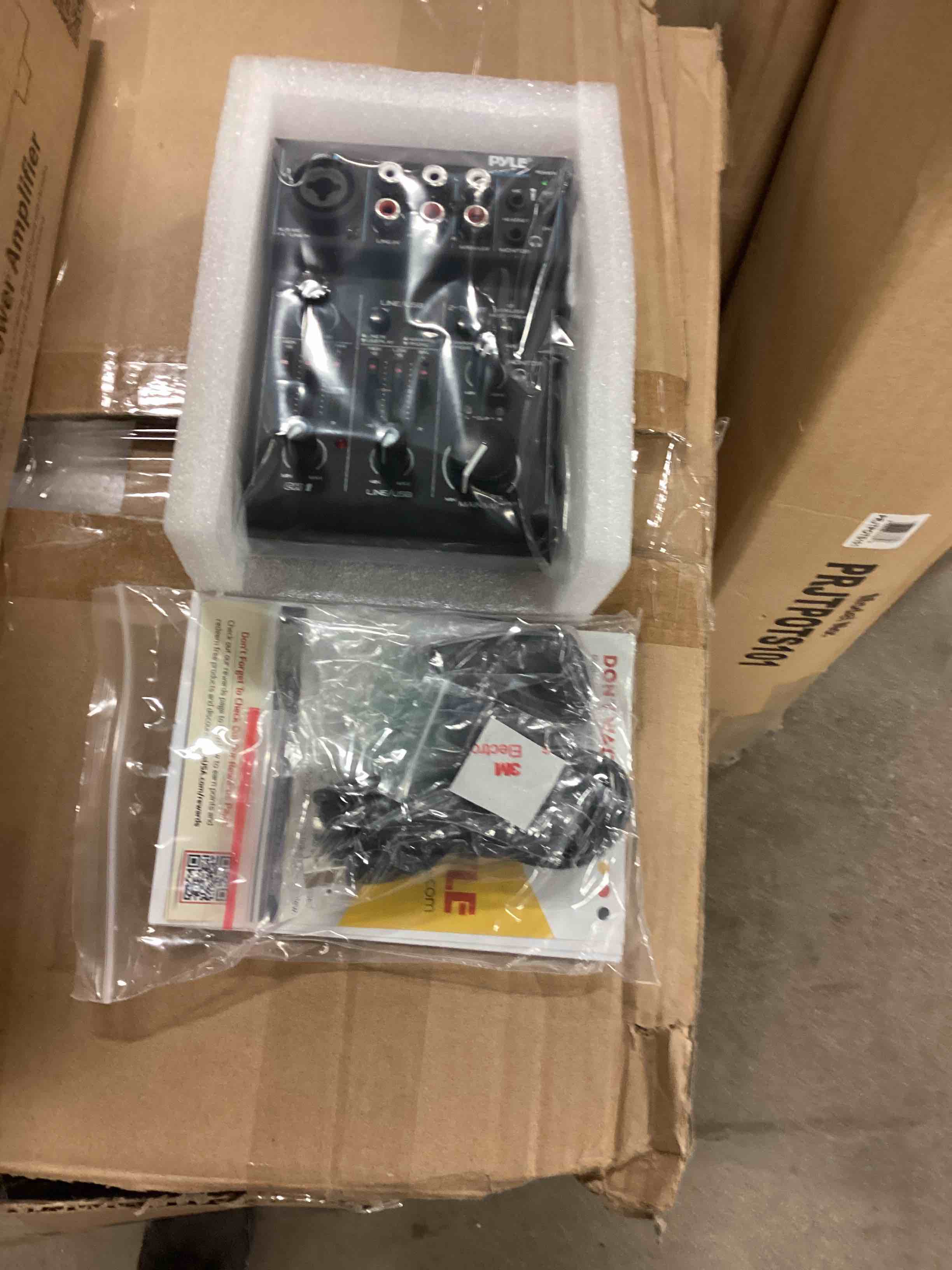 https://s3.amazonaws.com/lotting-images-prod/bidfta/BLU5629068_1700854541376.jpeg