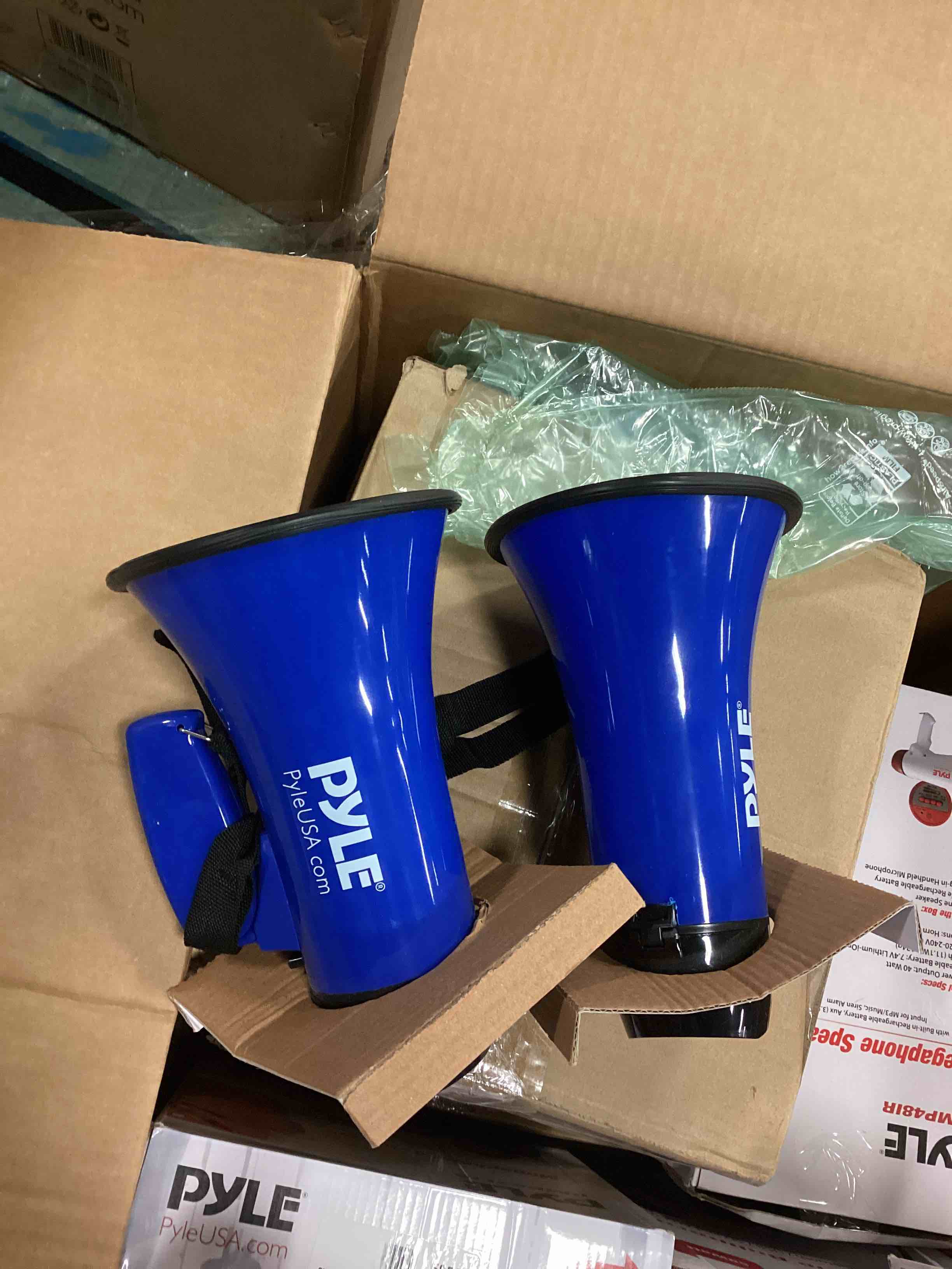 https://s3.amazonaws.com/lotting-images-prod/bidfta/BLU5629073_1700843712173.jpeg