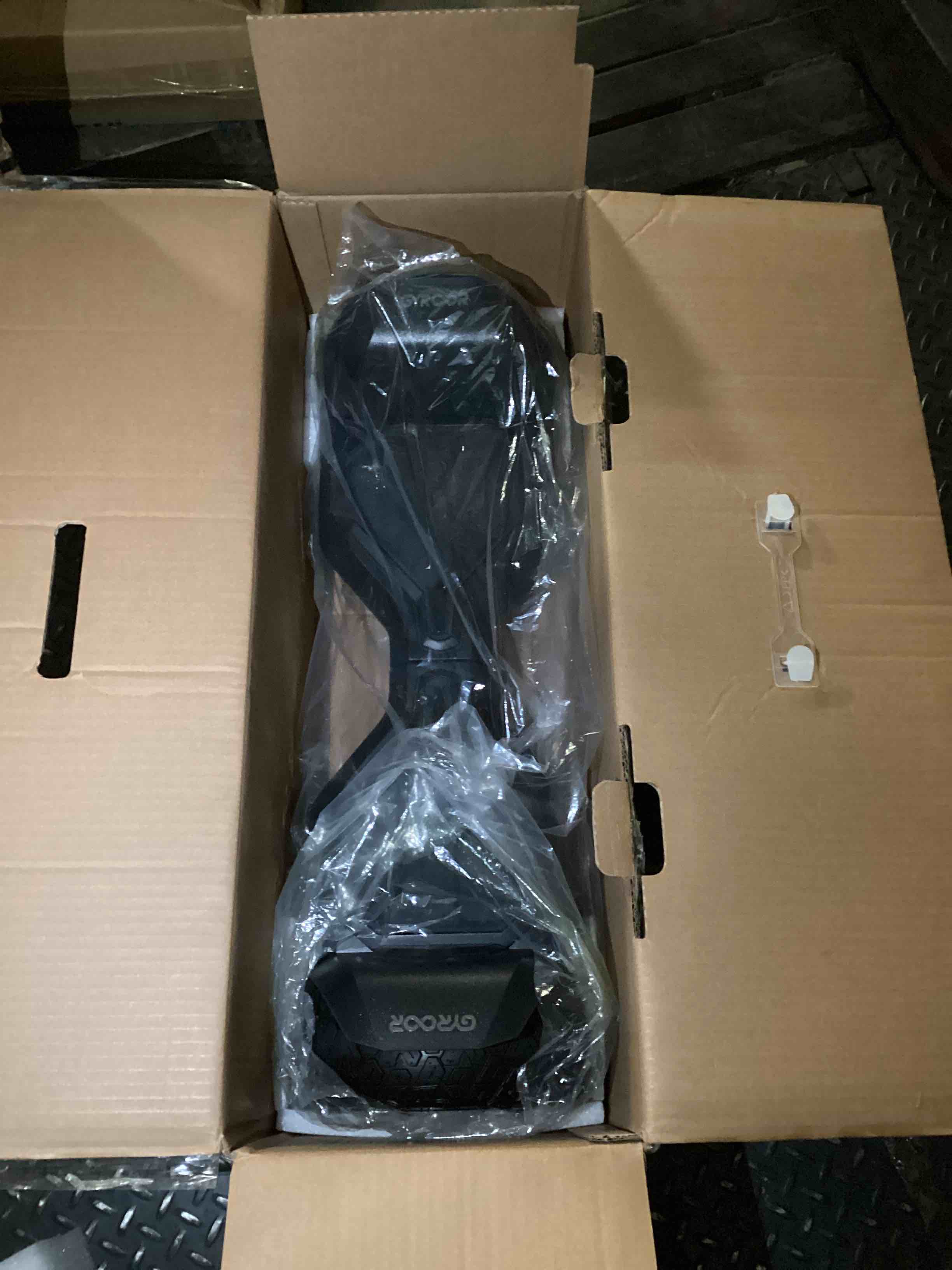 https://s3.amazonaws.com/lotting-images-prod/bidfta/BLU5629338_1701101577124.jpeg