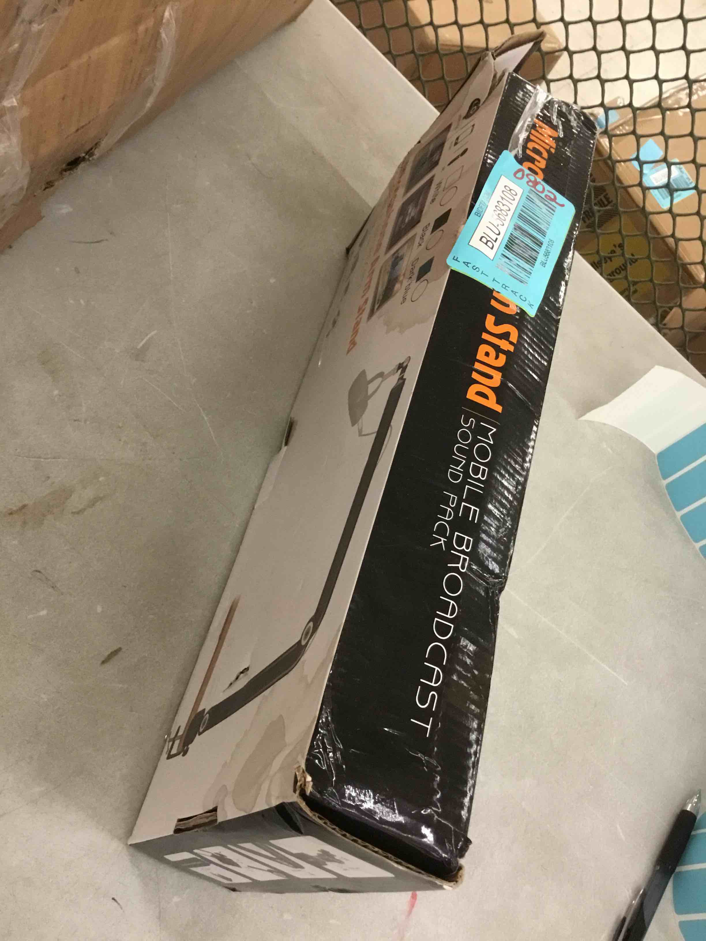 https://s3.amazonaws.com/lotting-images-prod/bidfta/BLU5683108_1708365343795.jpeg