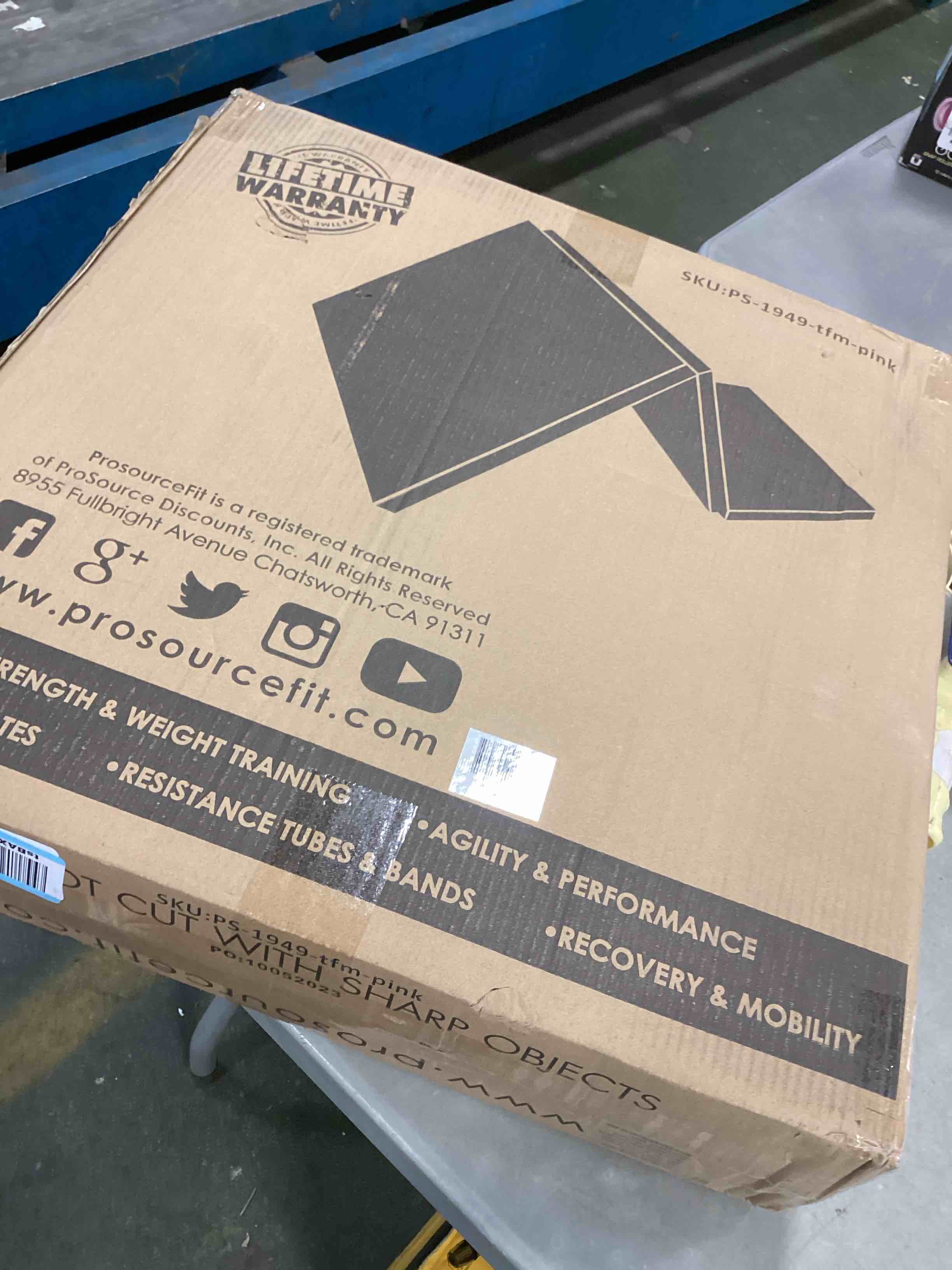 https://s3.amazonaws.com/lotting-images-prod/bidfta/BLU5684195_1713966662523.jpeg