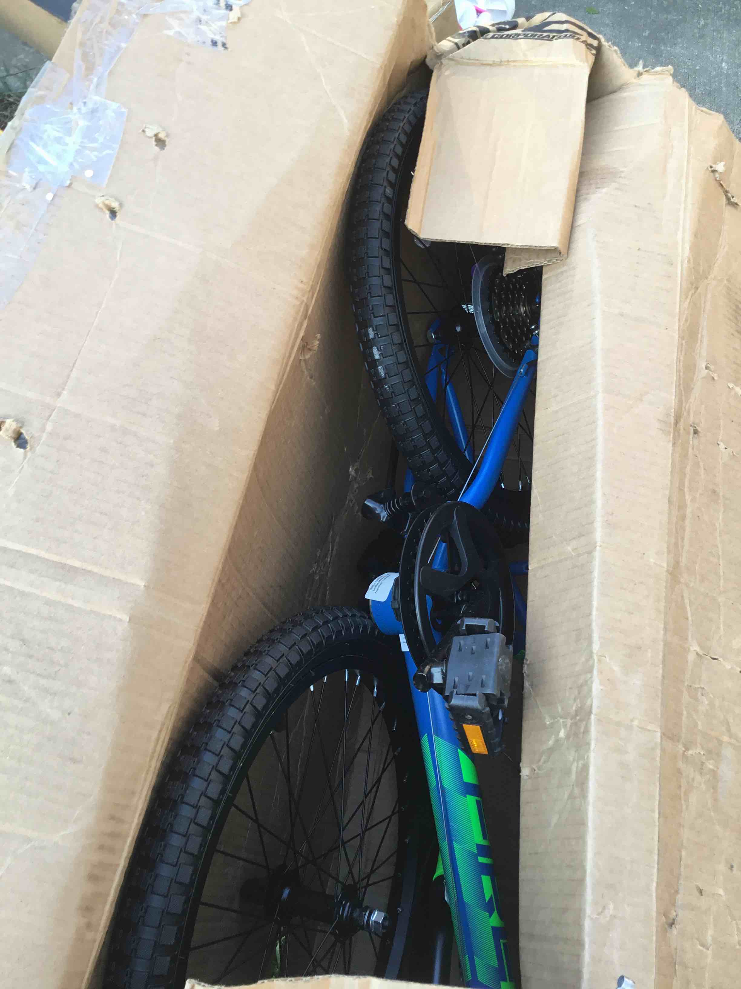https://s3.amazonaws.com/lotting-images-prod/bidfta/BLU5686070_1714305080962.jpeg