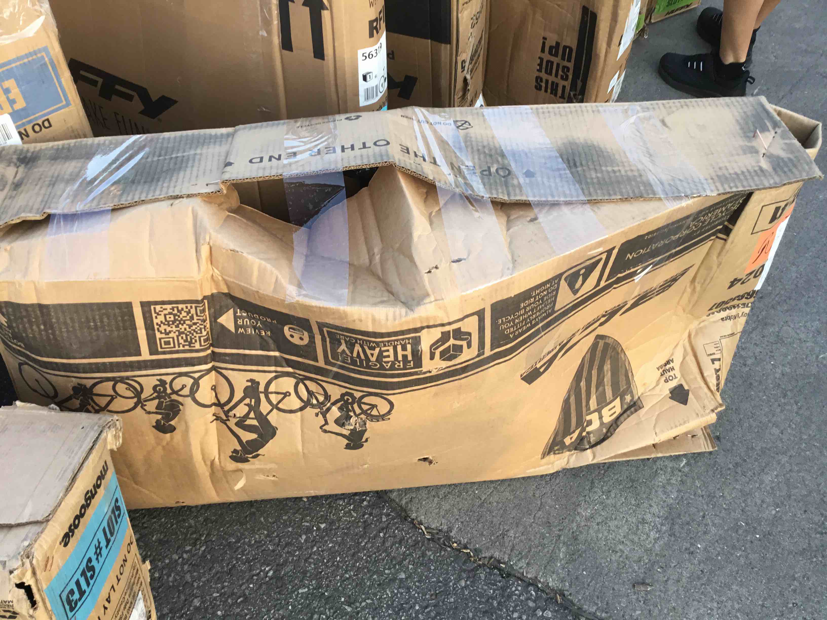 https://s3.amazonaws.com/lotting-images-prod/bidfta/BLU5686079_1714303814532.jpeg