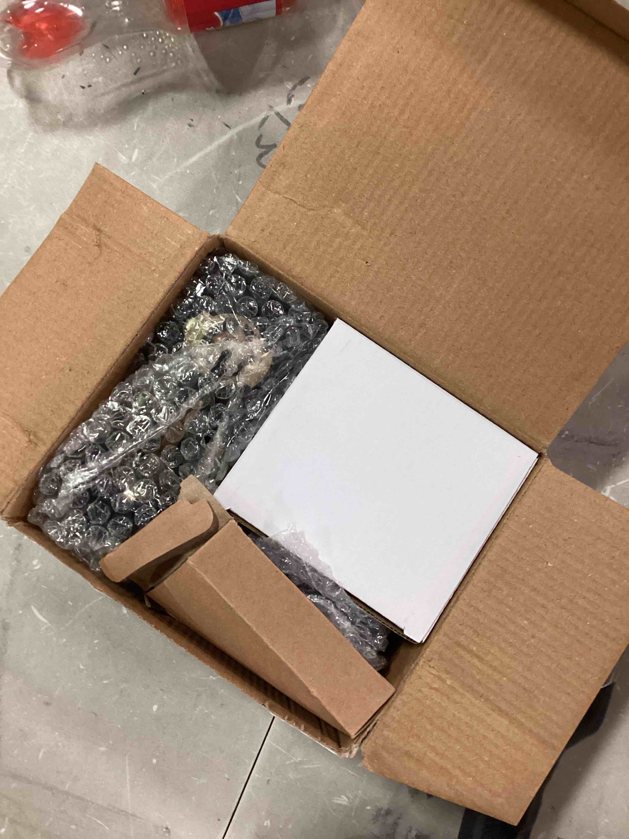 https://s3.amazonaws.com/lotting-images-prod/bidfta/BLU5687162_1714417975421.jpeg