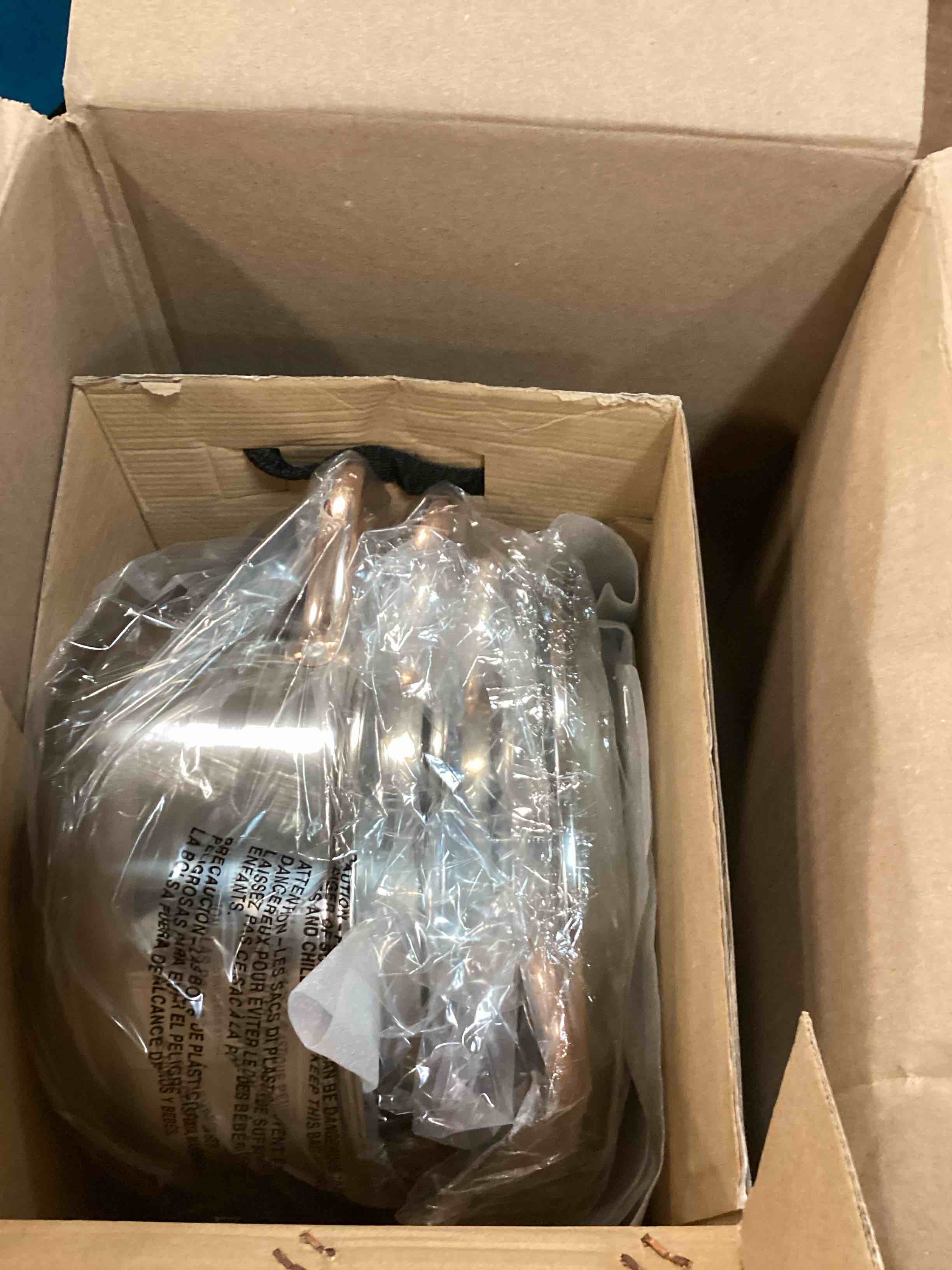 https://s3.amazonaws.com/lotting-images-prod/bidfta/BLU5688084_1715176096043.jpeg