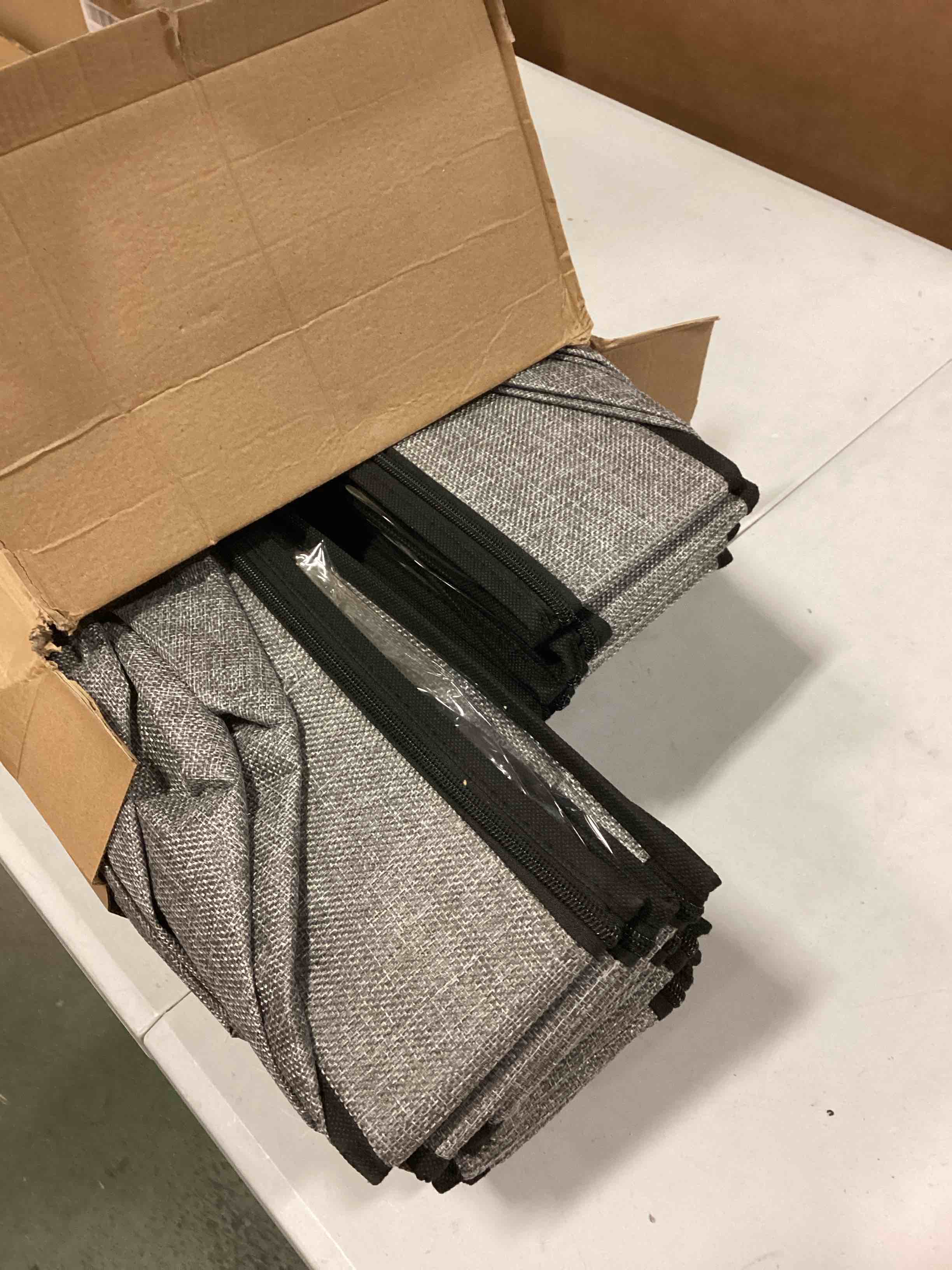 https://s3.amazonaws.com/lotting-images-prod/bidfta/BLU5688602_1714070727874.jpeg