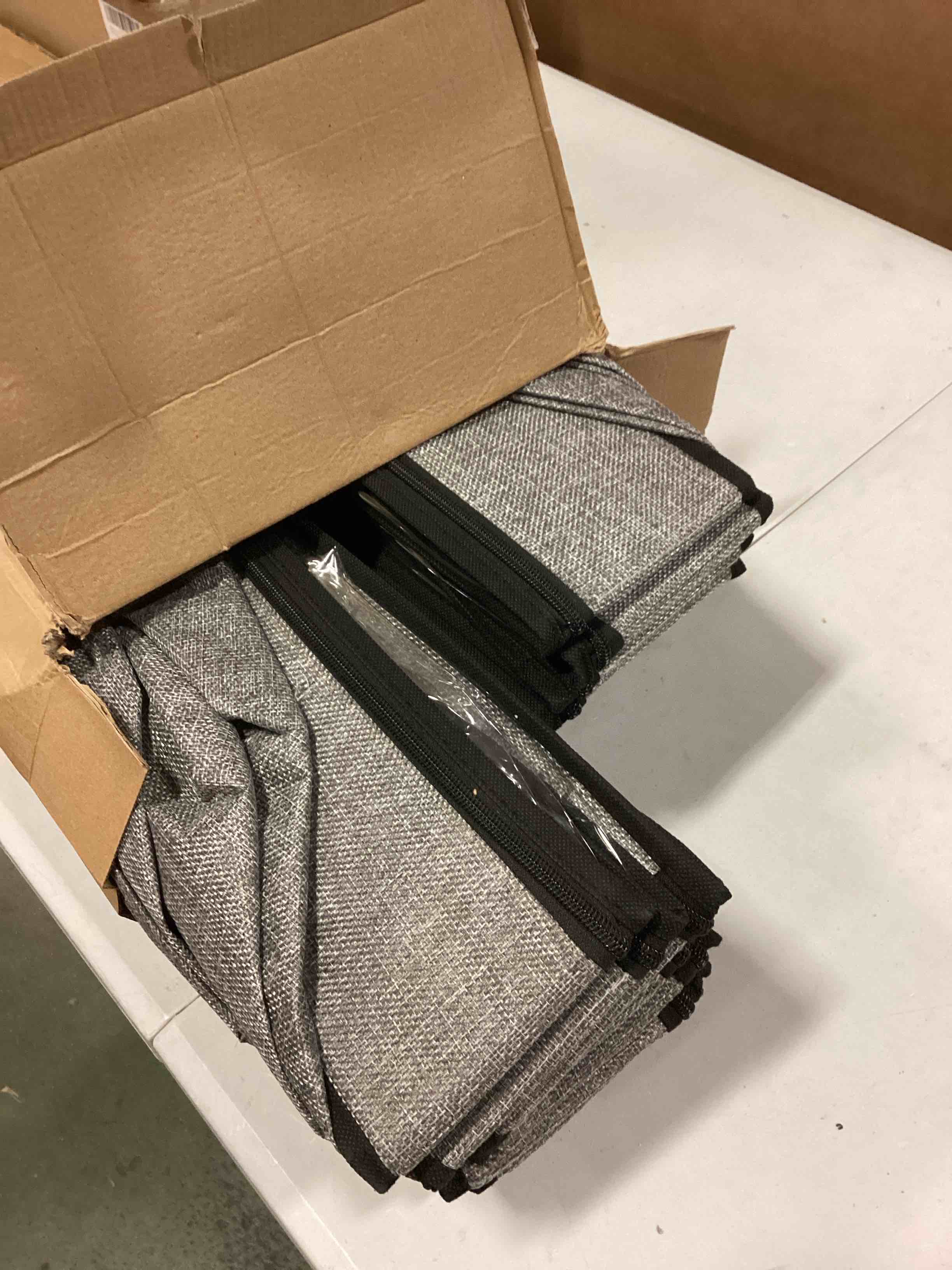 https://s3.amazonaws.com/lotting-images-prod/bidfta/BLU5688602_1714070729521.jpeg