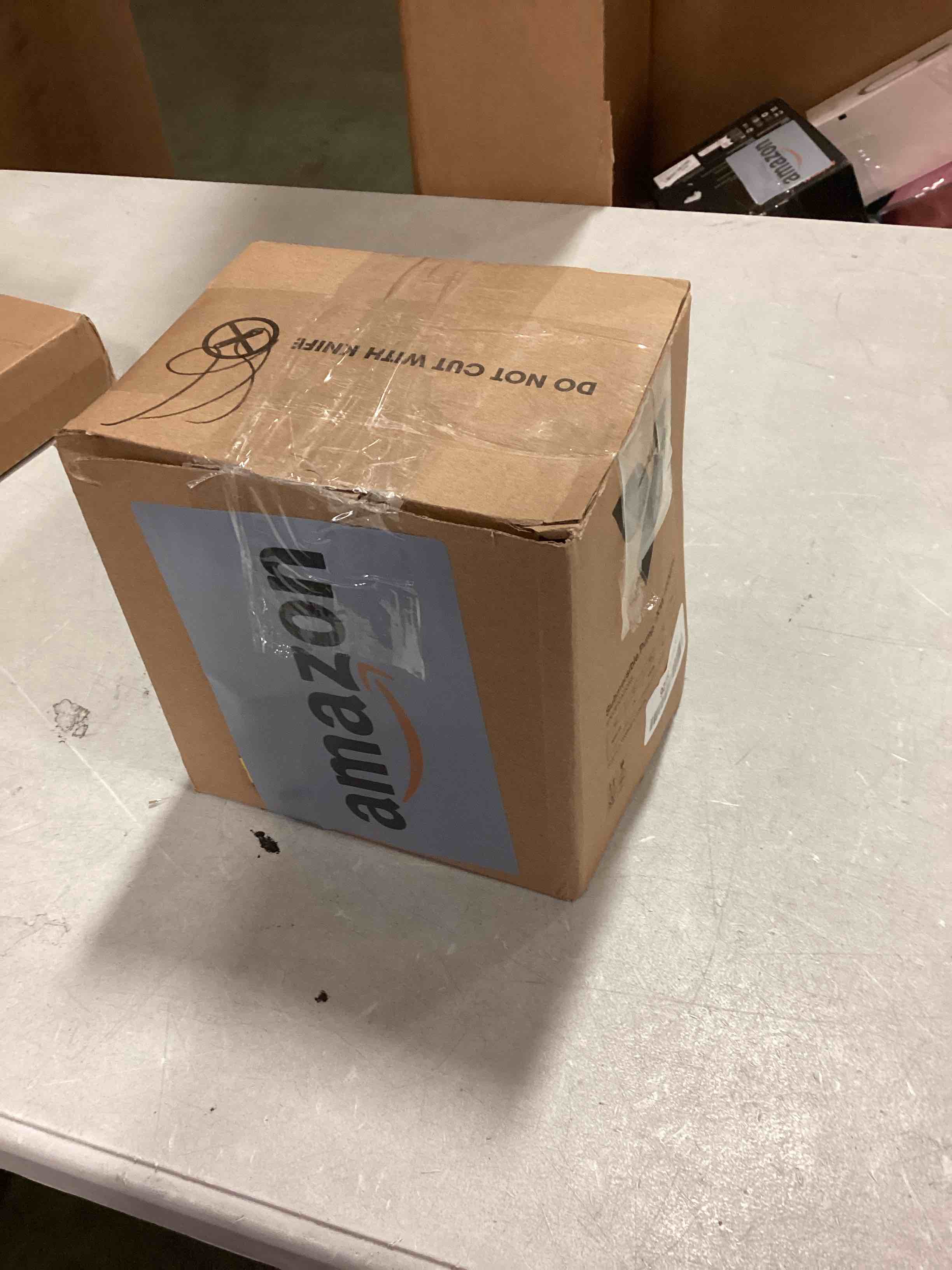 https://s3.amazonaws.com/lotting-images-prod/bidfta/BLU5690149_1714490101045.jpeg