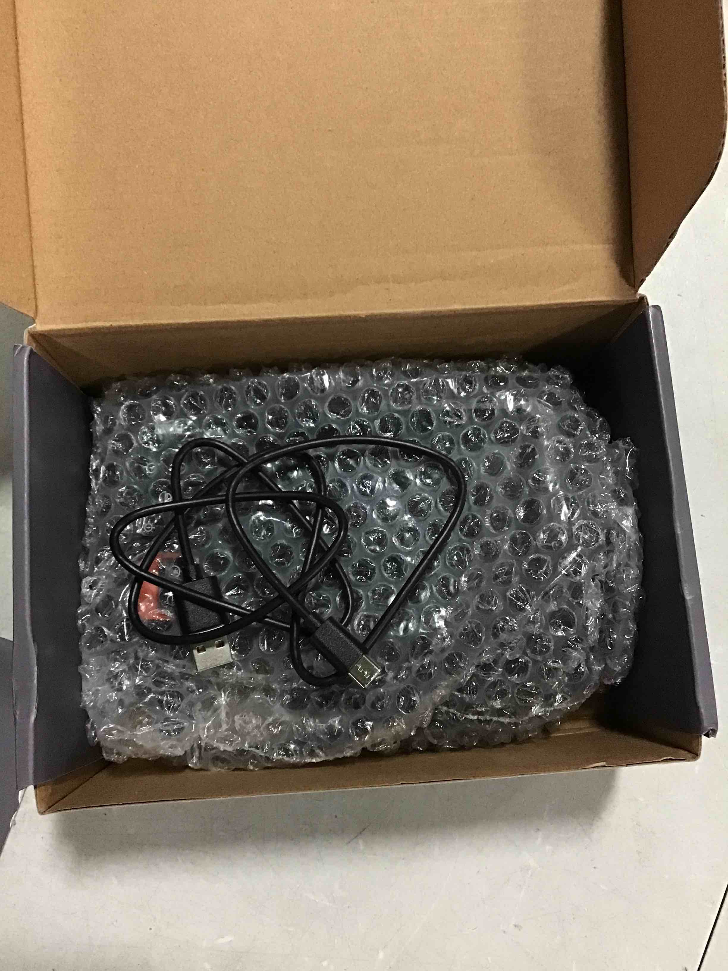 https://s3.amazonaws.com/lotting-images-prod/bidfta/BLU5690667_1714757302544.jpeg