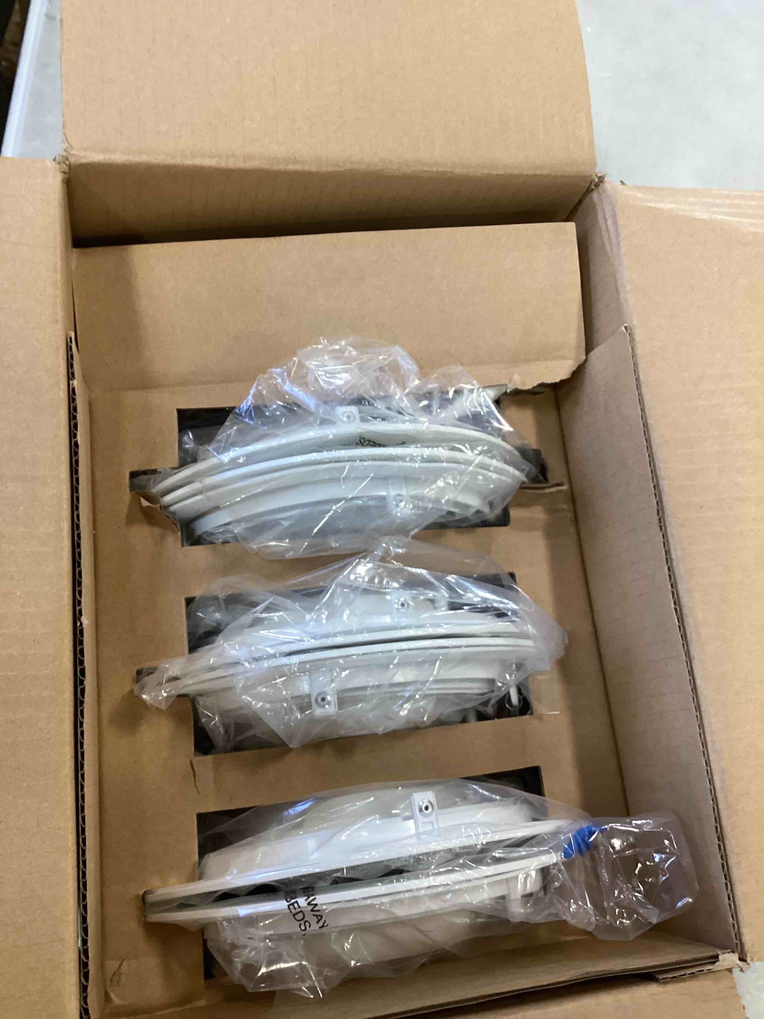 https://s3.amazonaws.com/lotting-images-prod/bidfta/BLU5692360_1714394827766.jpeg