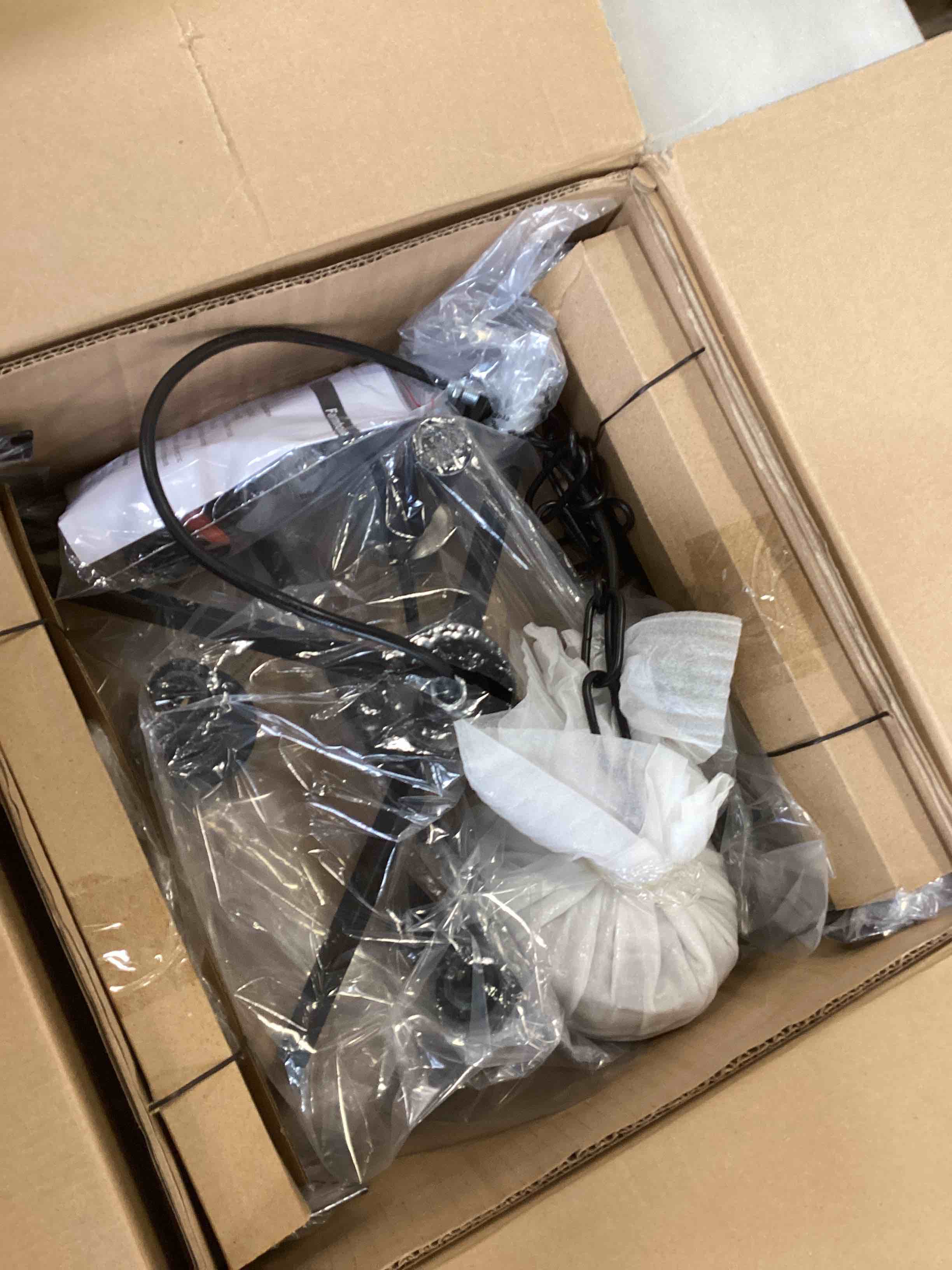 https://s3.amazonaws.com/lotting-images-prod/bidfta/BLU5692537_1714417642083.jpeg