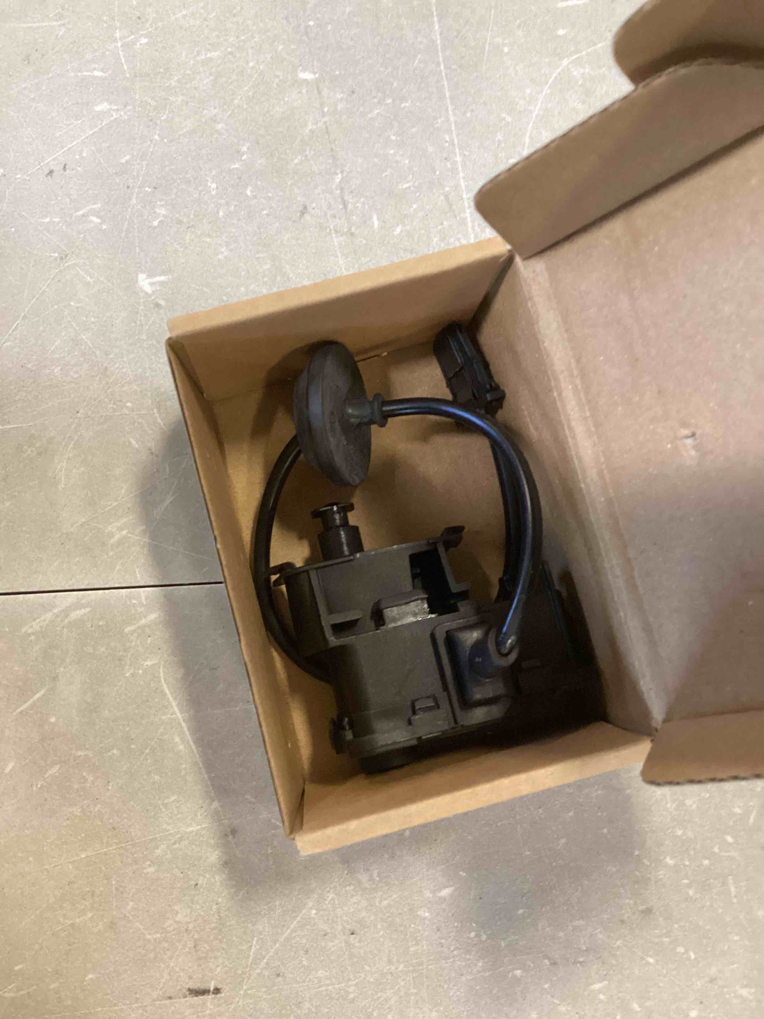 https://s3.amazonaws.com/lotting-images-prod/bidfta/BLU5692900_1714507105153.jpeg