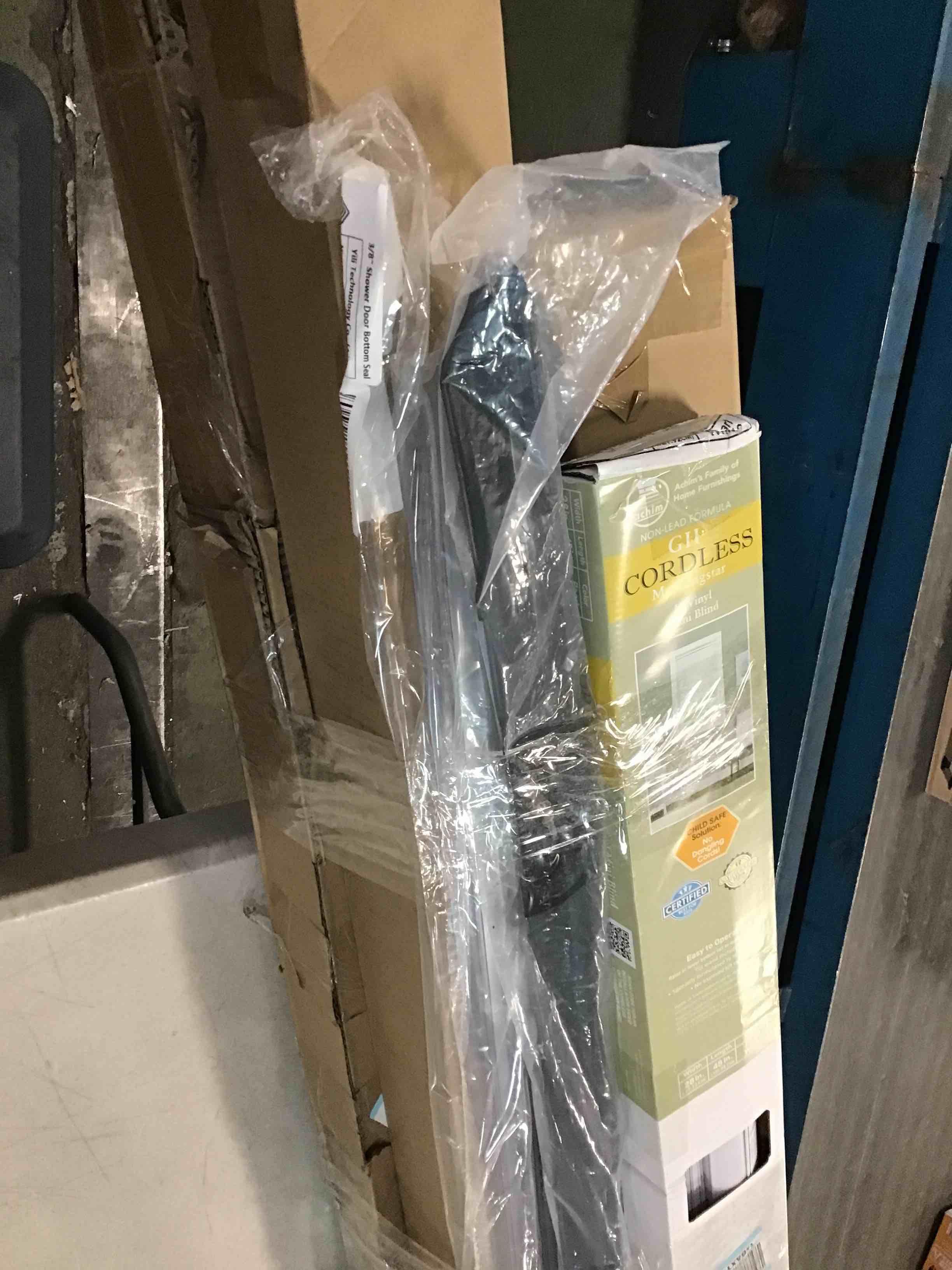 assortment item retractable gate/ curtain rod/ cordless and more 6 pack