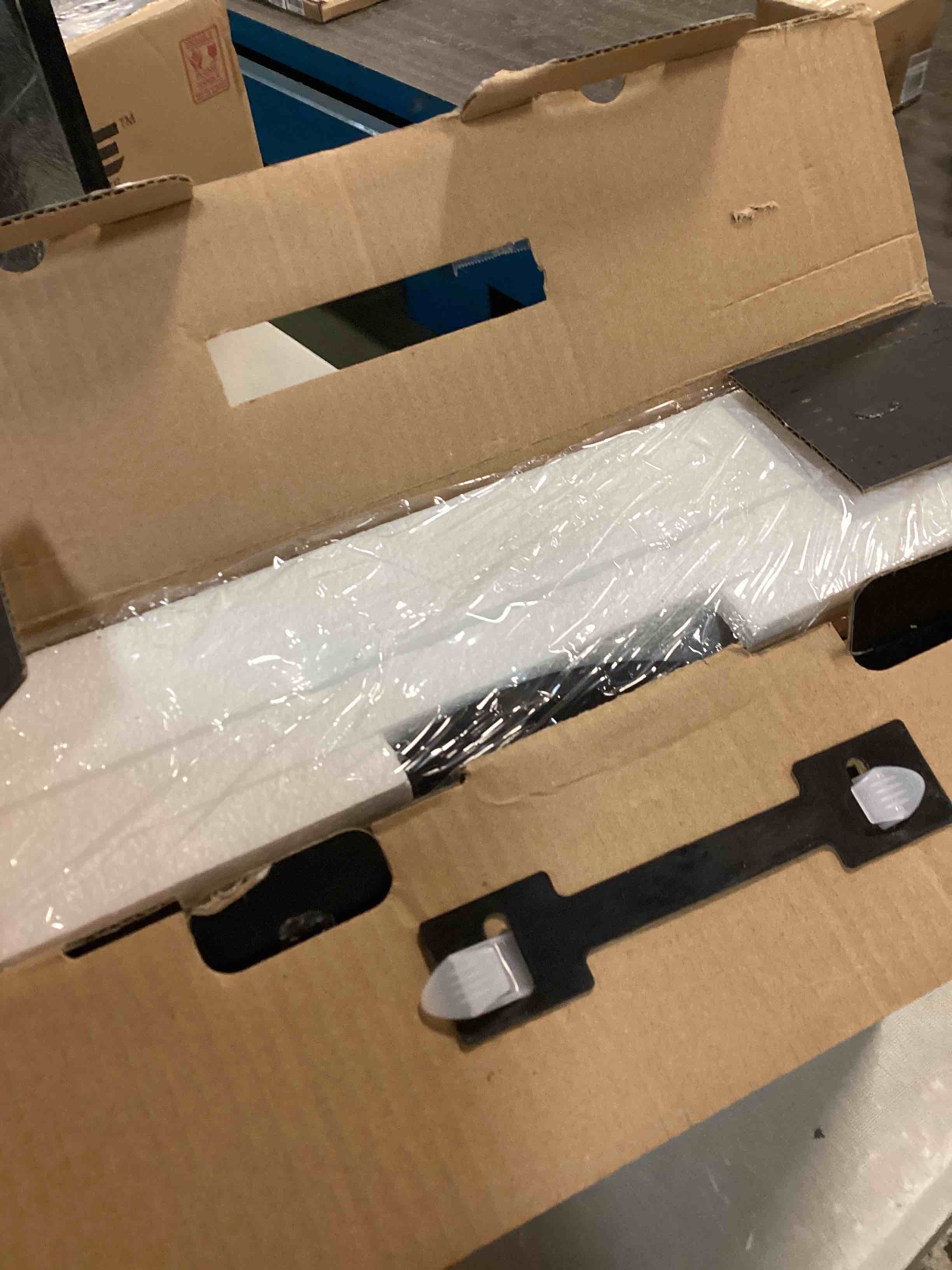 https://s3.amazonaws.com/lotting-images-prod/bidfta/BLU5696678_1715085649441.jpeg