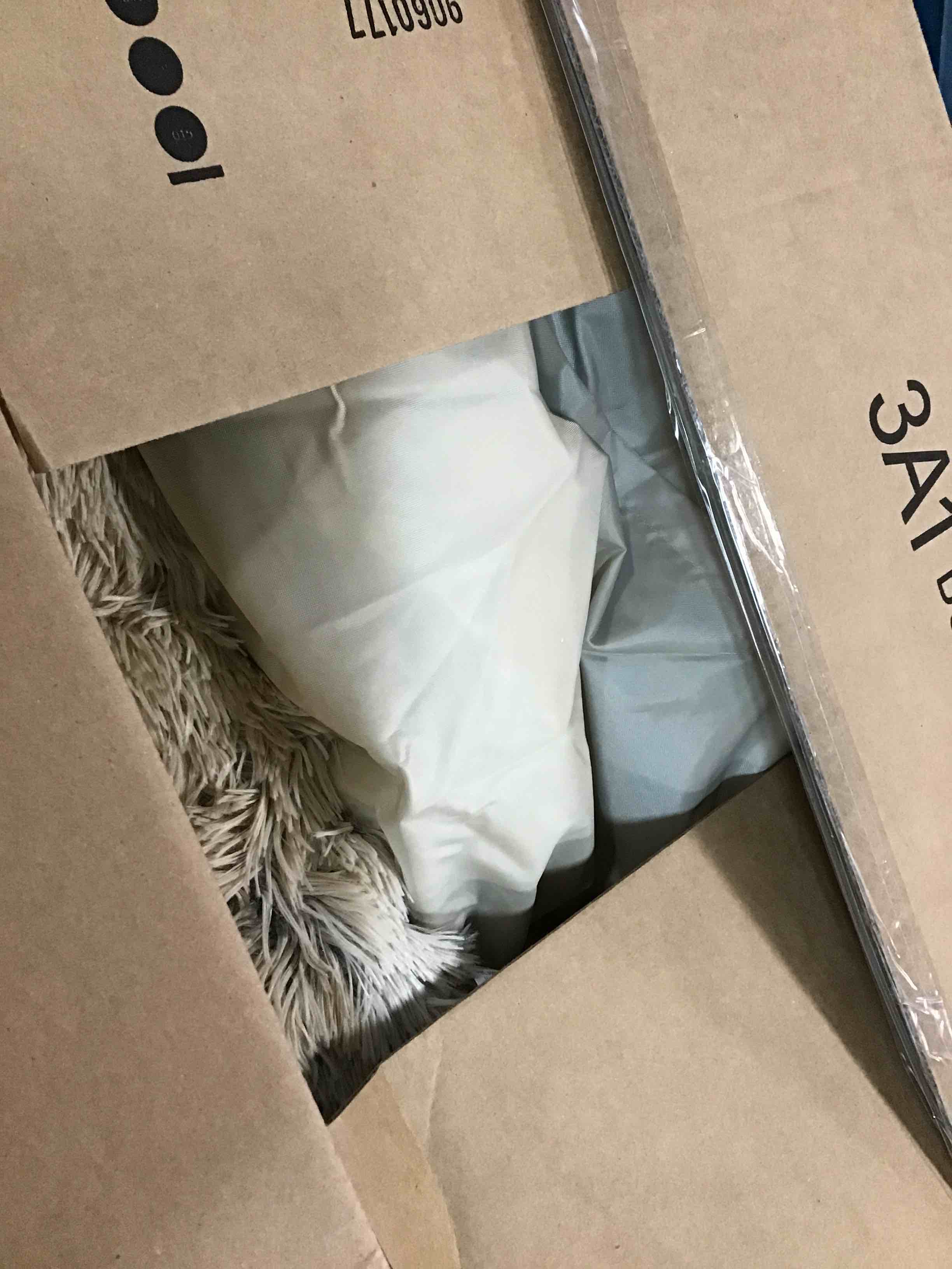 https://s3.amazonaws.com/lotting-images-prod/bidfta/BLU5696729_1715089976951.jpeg