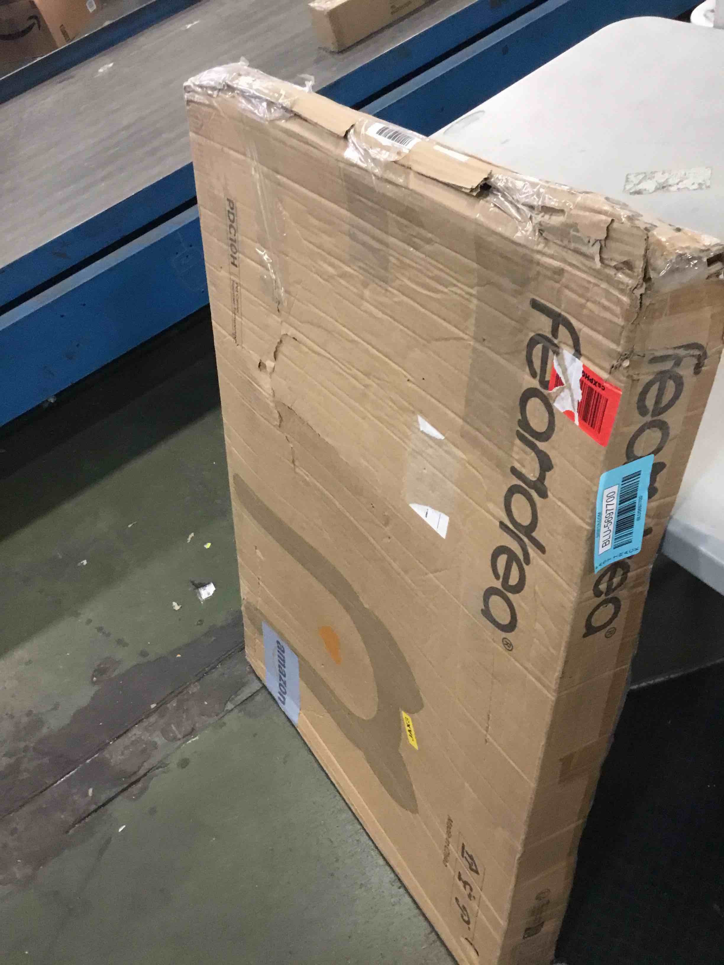 https://s3.amazonaws.com/lotting-images-prod/bidfta/BLU5697700_1715174003705.jpeg