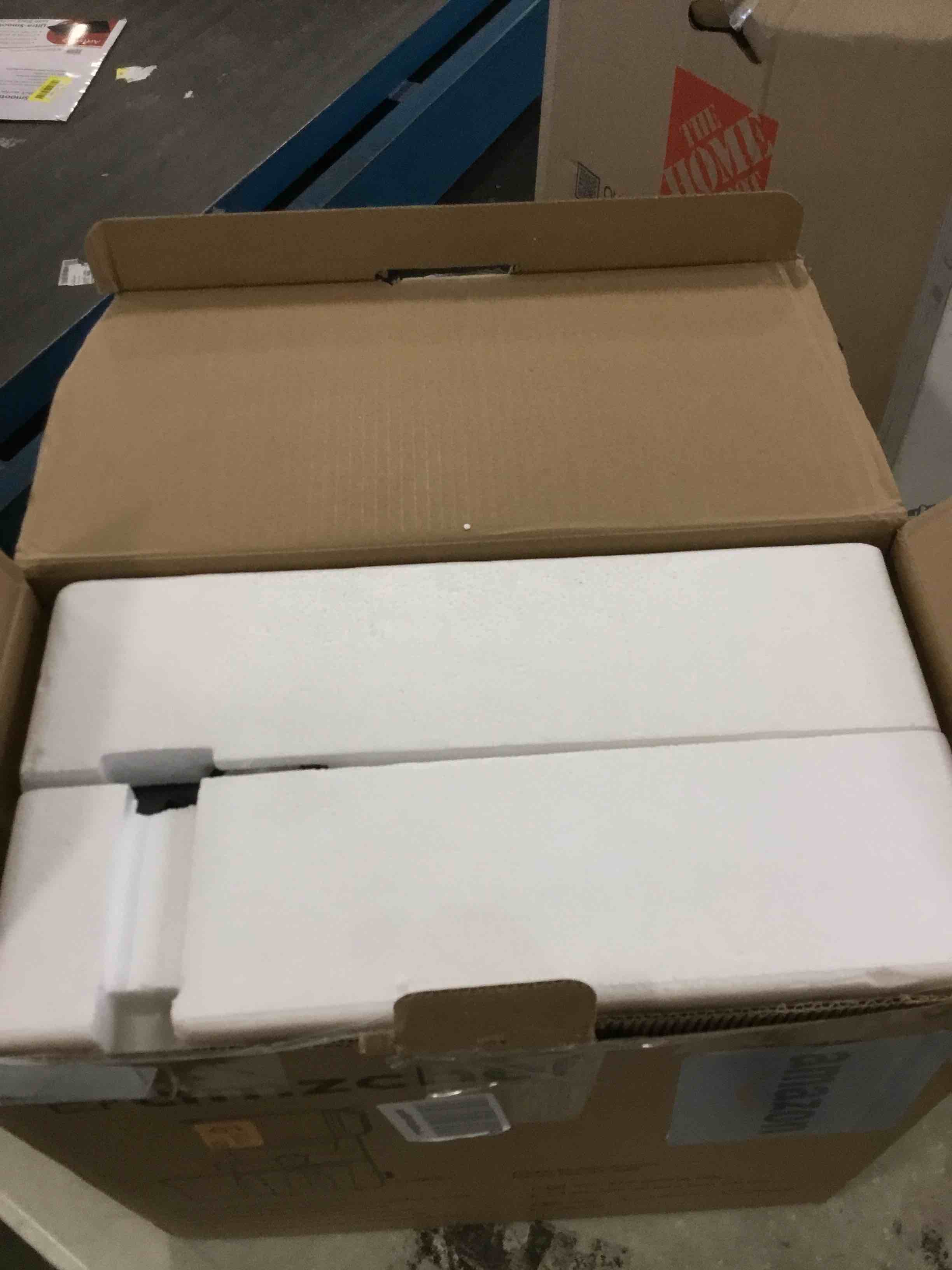 https://s3.amazonaws.com/lotting-images-prod/bidfta/BLU5698322_1715371424287.jpeg