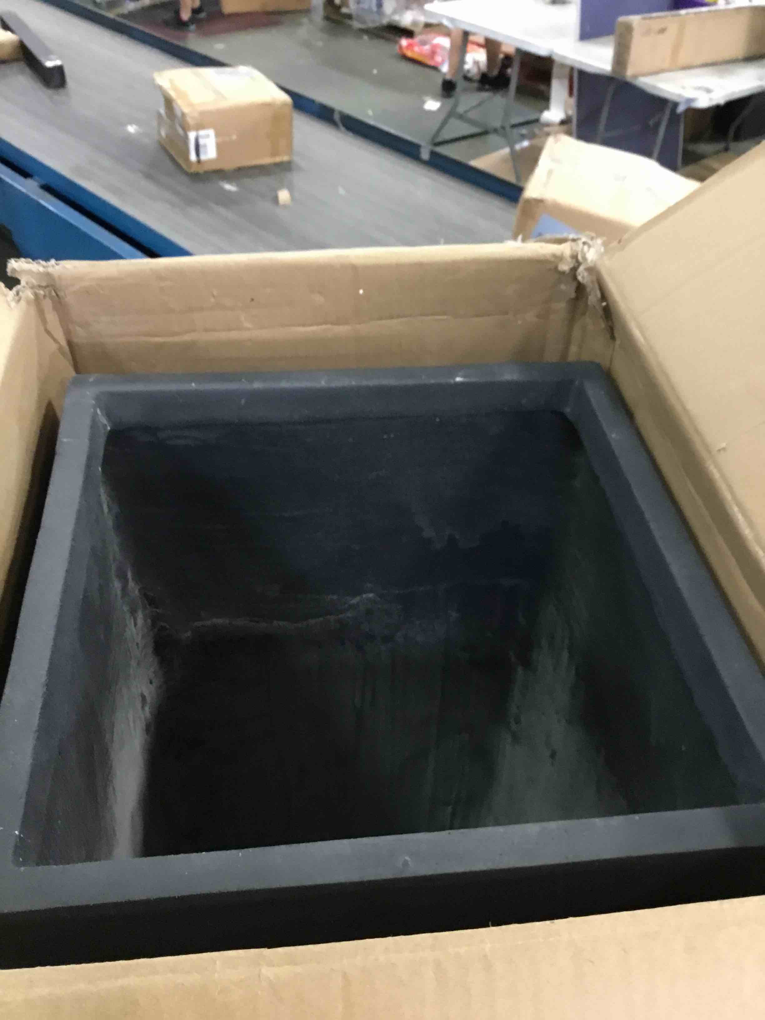 https://s3.amazonaws.com/lotting-images-prod/bidfta/BLU5698364_1715601258129.jpeg