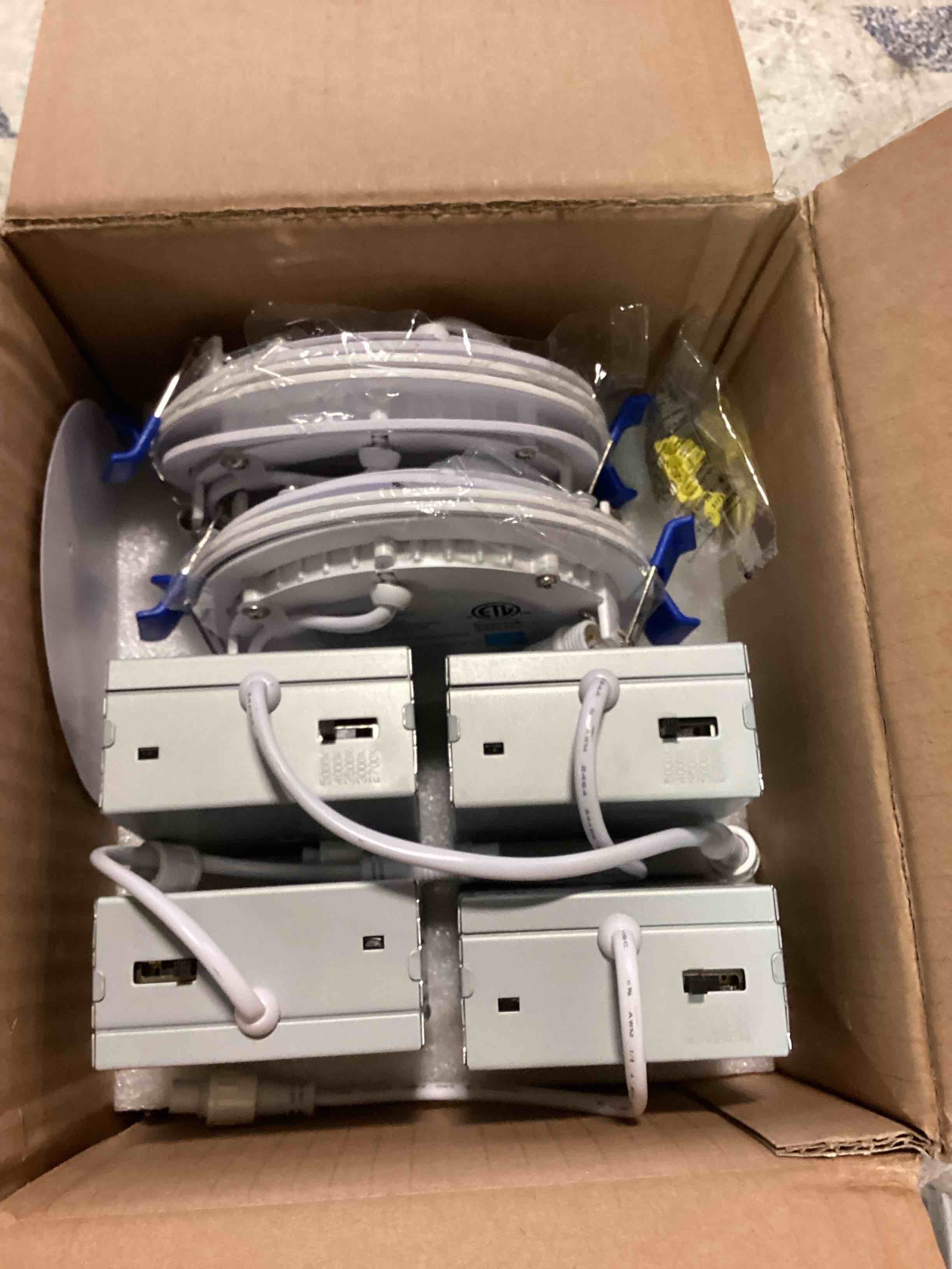 https://s3.amazonaws.com/lotting-images-prod/bidfta/BLU5703522_1714743931175.jpeg
