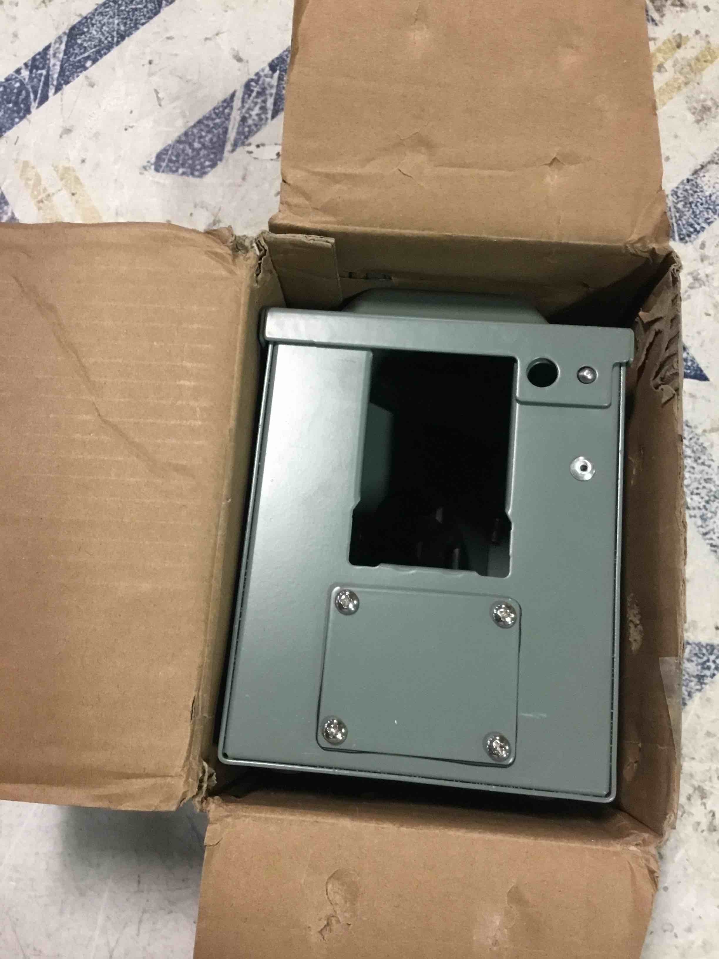 https://s3.amazonaws.com/lotting-images-prod/bidfta/BLU5704048_1715013376699.jpeg