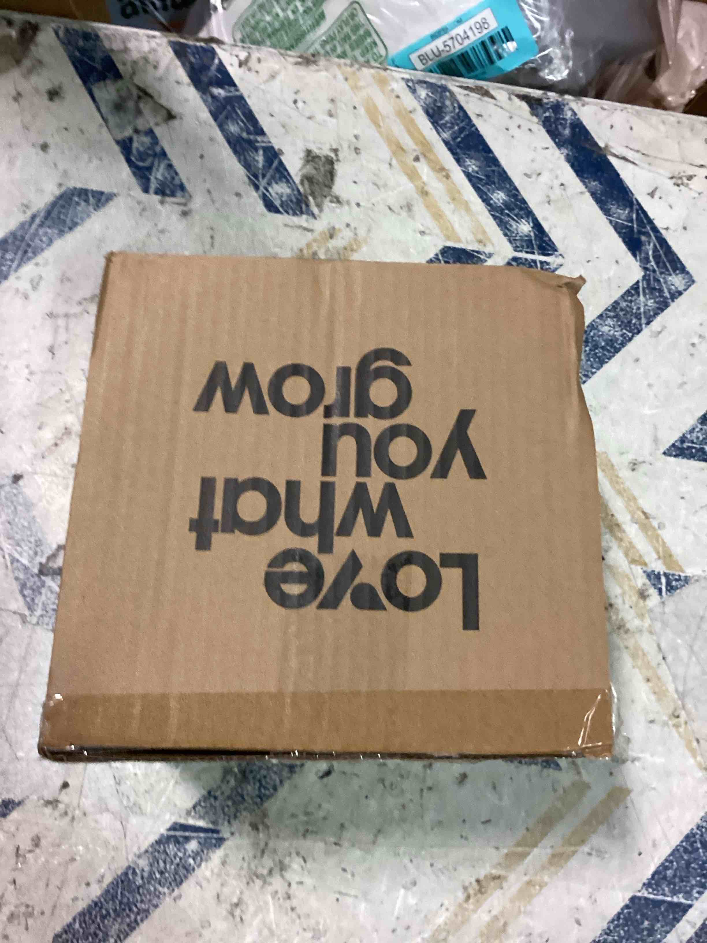 https://s3.amazonaws.com/lotting-images-prod/bidfta/BLU5704275_1715091959645.jpeg