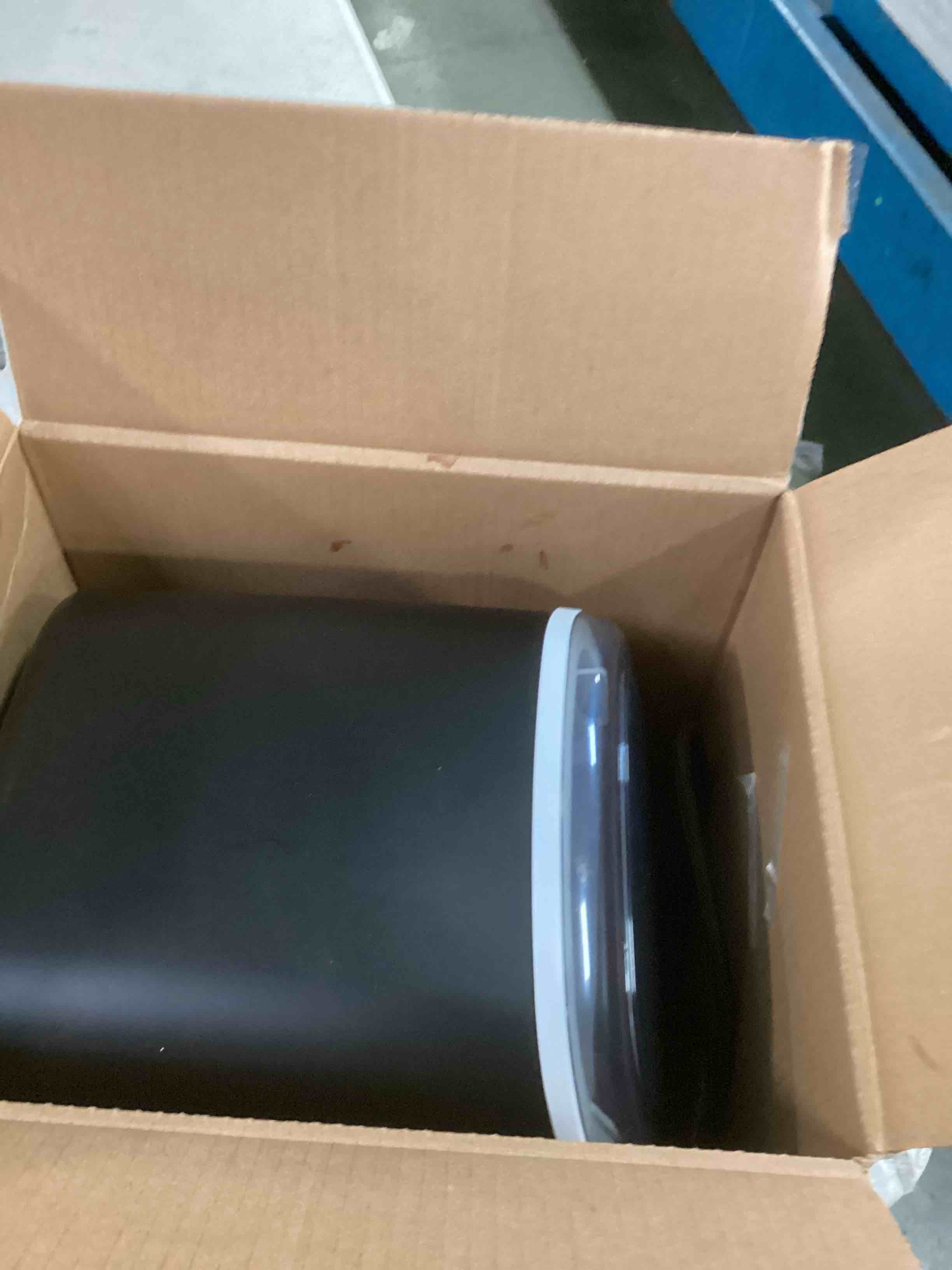 https://s3.amazonaws.com/lotting-images-prod/bidfta/BLU5705497_1715600128930.jpeg