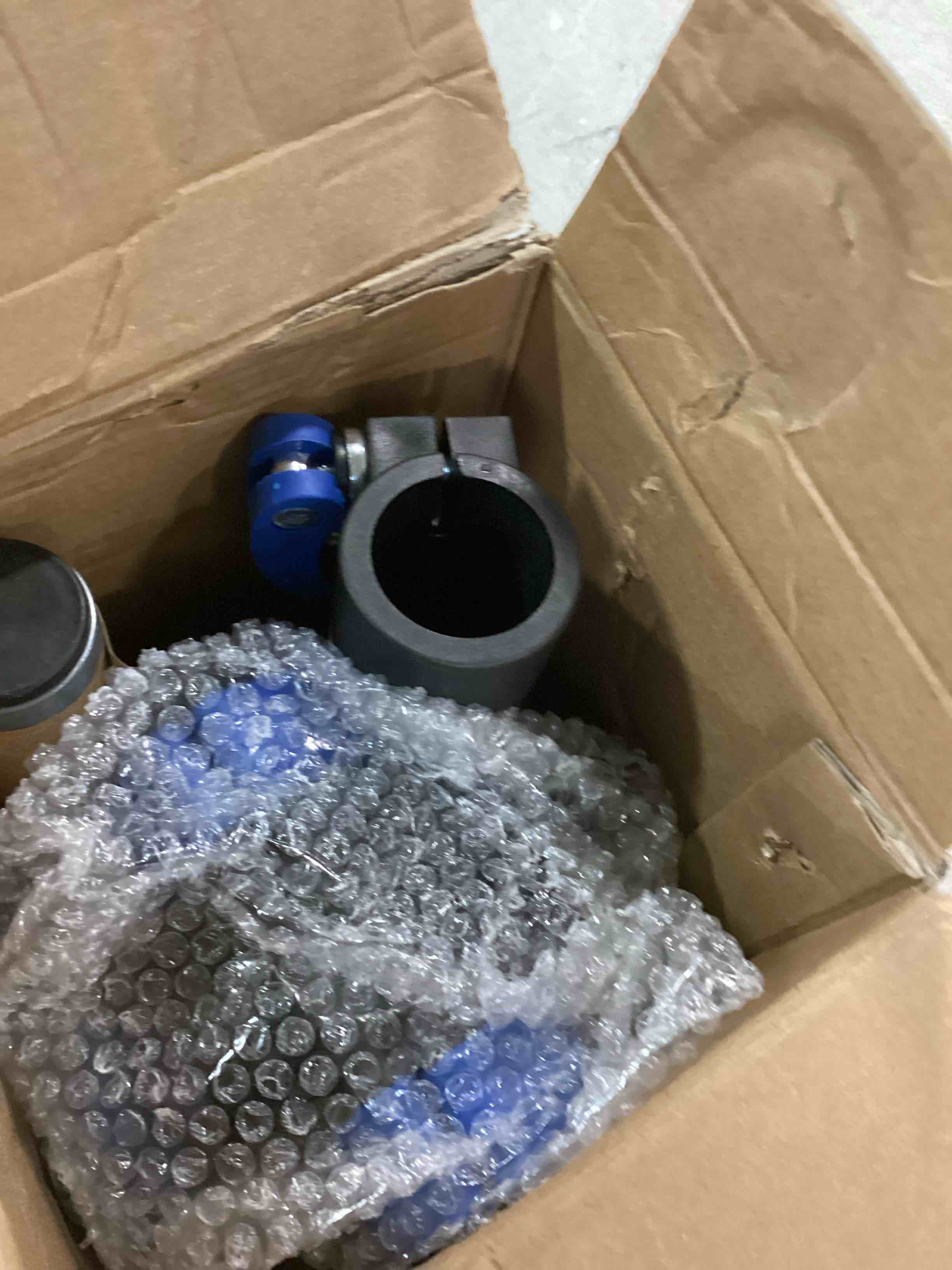 https://s3.amazonaws.com/lotting-images-prod/bidfta/BLU5705751_1715686734650.jpeg