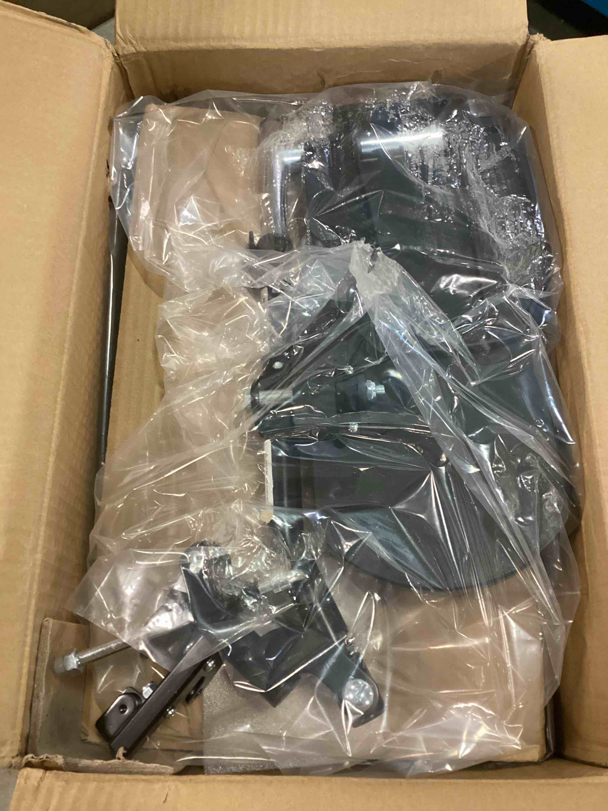 https://s3.amazonaws.com/lotting-images-prod/bidfta/BLU5706866_1715000463451.jpeg