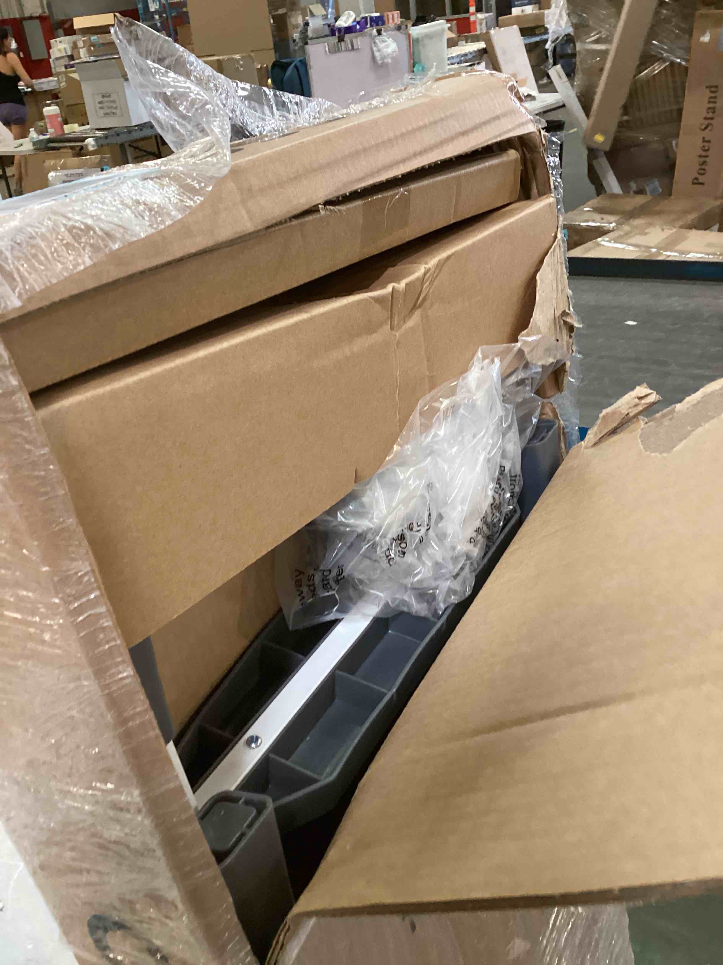 https://s3.amazonaws.com/lotting-images-prod/bidfta/BLU5710473_1714675632714.jpeg