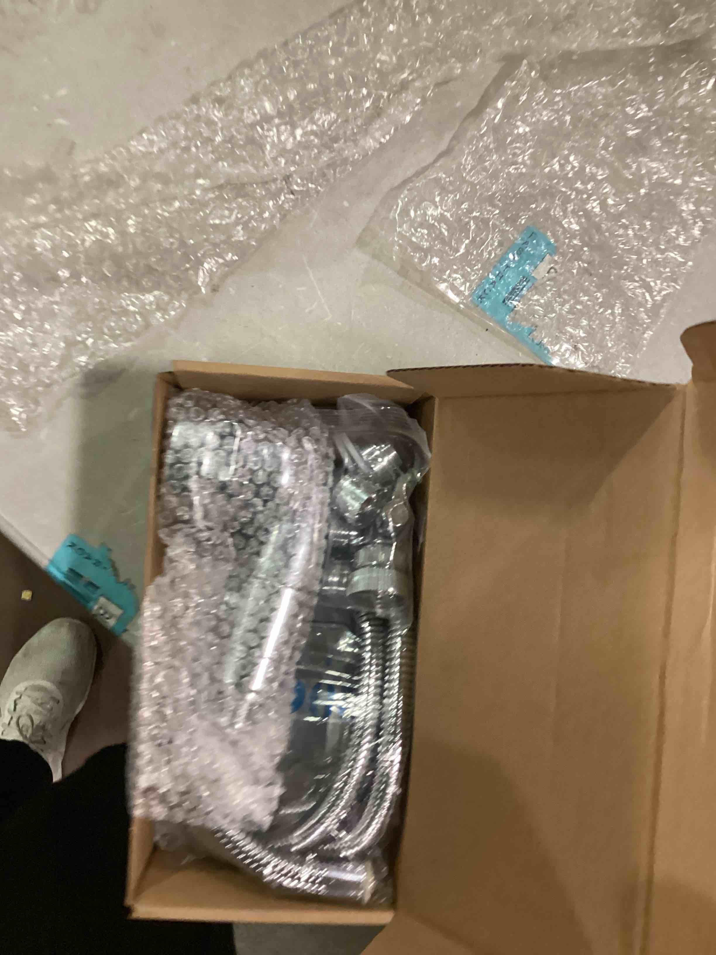 https://s3.amazonaws.com/lotting-images-prod/bidfta/BLU5713357_1714480239830.jpeg