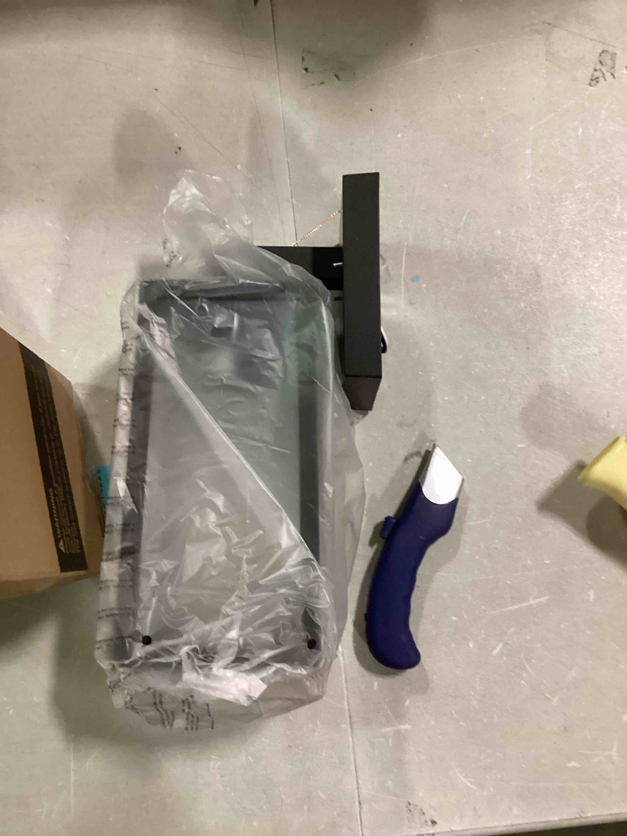 https://s3.amazonaws.com/lotting-images-prod/bidfta/BLU5713404_1714484440793.jpeg
