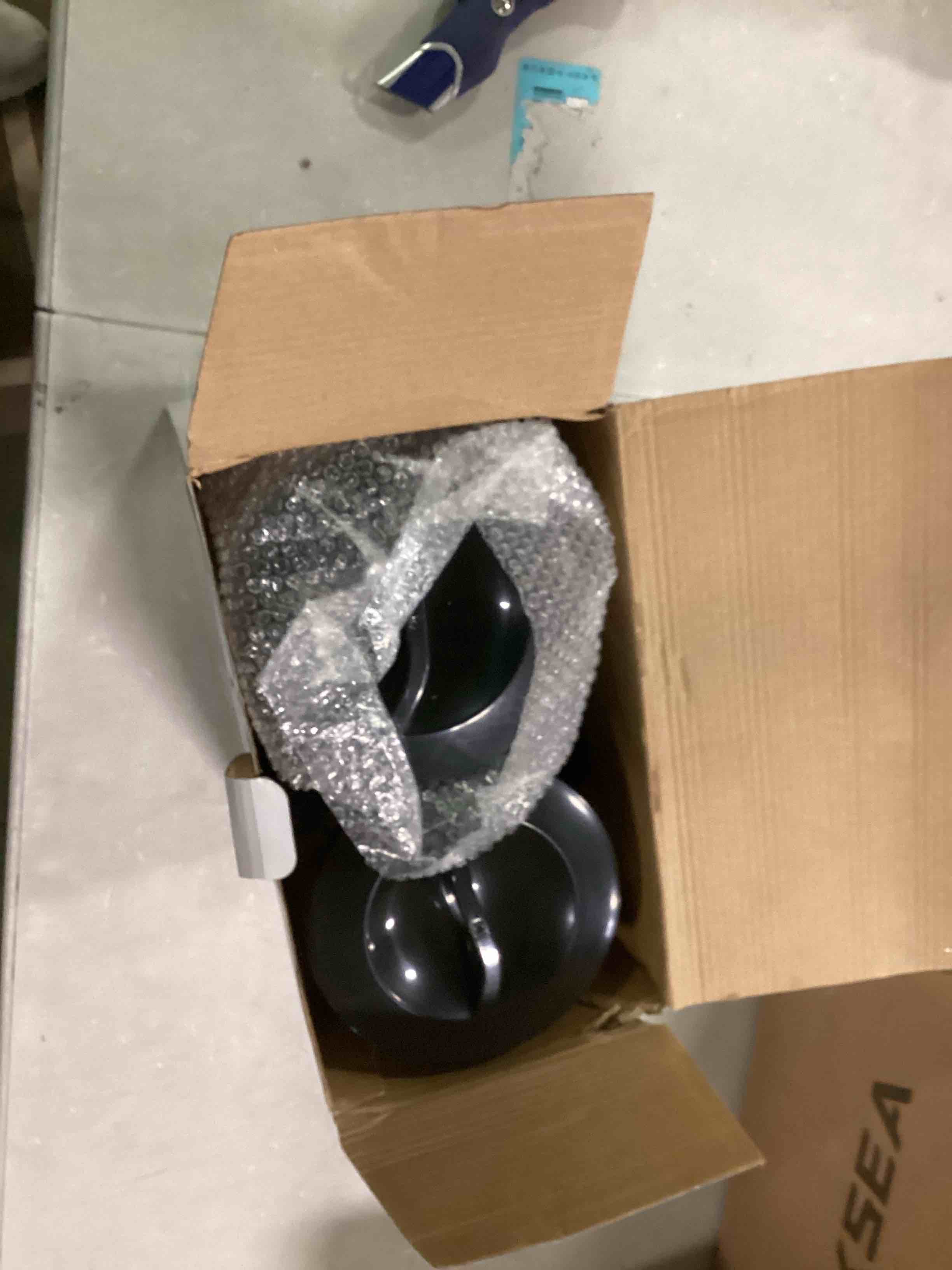 https://s3.amazonaws.com/lotting-images-prod/bidfta/BLU5713521_1714501400123.jpeg