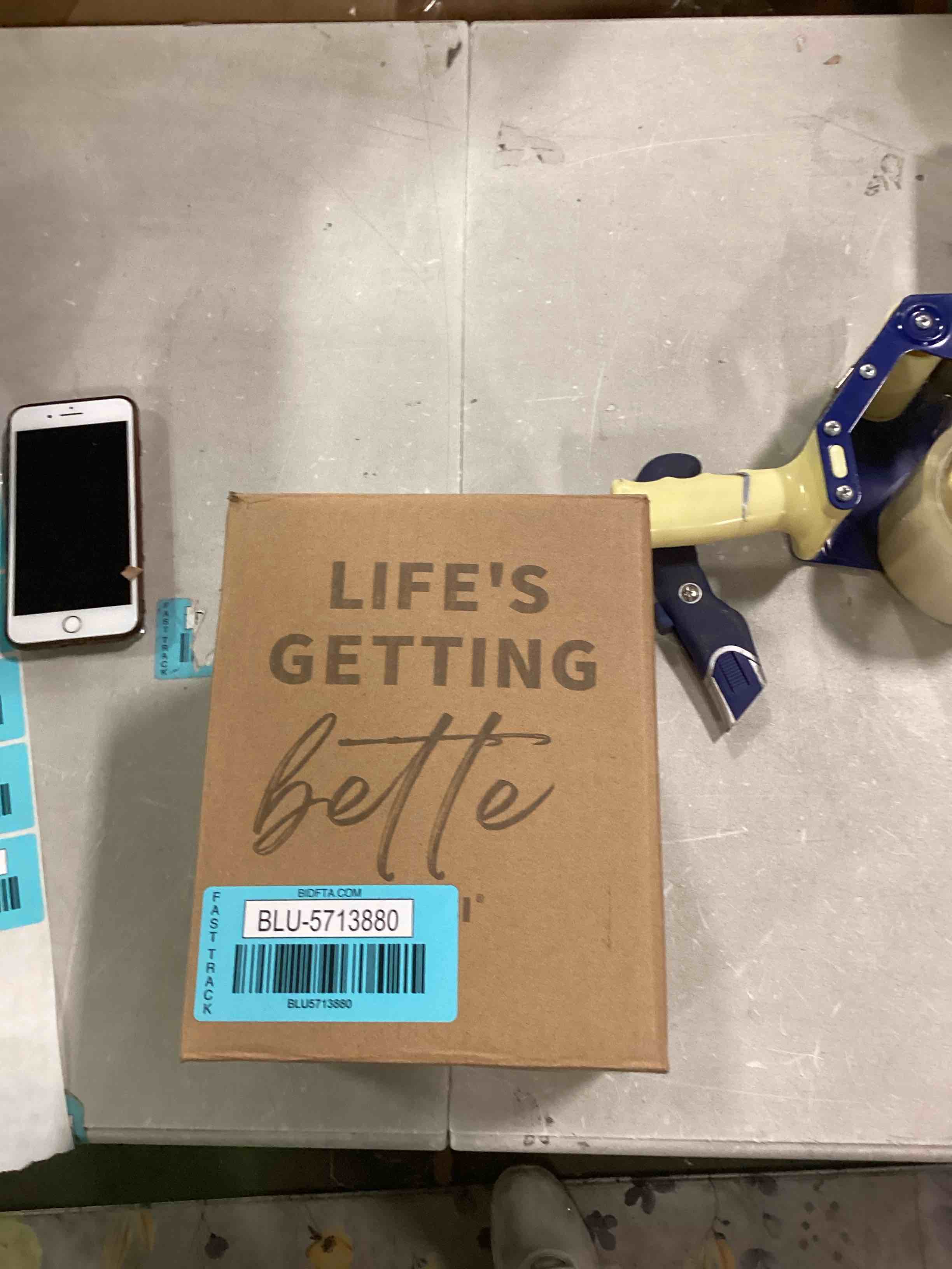 https://s3.amazonaws.com/lotting-images-prod/bidfta/BLU5713880_1714594699184.jpeg