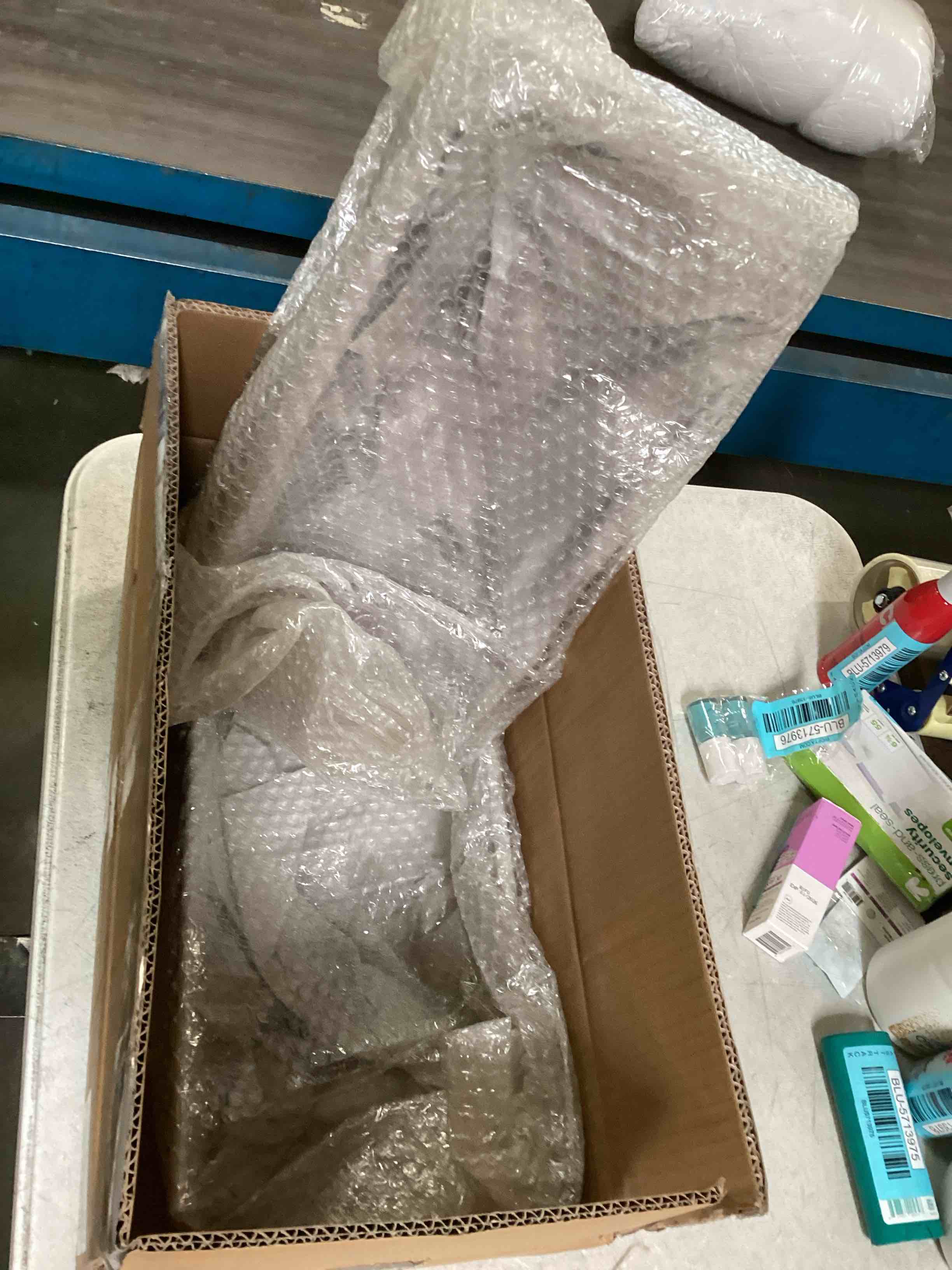 https://s3.amazonaws.com/lotting-images-prod/bidfta/BLU5714077_1714232140854.jpeg