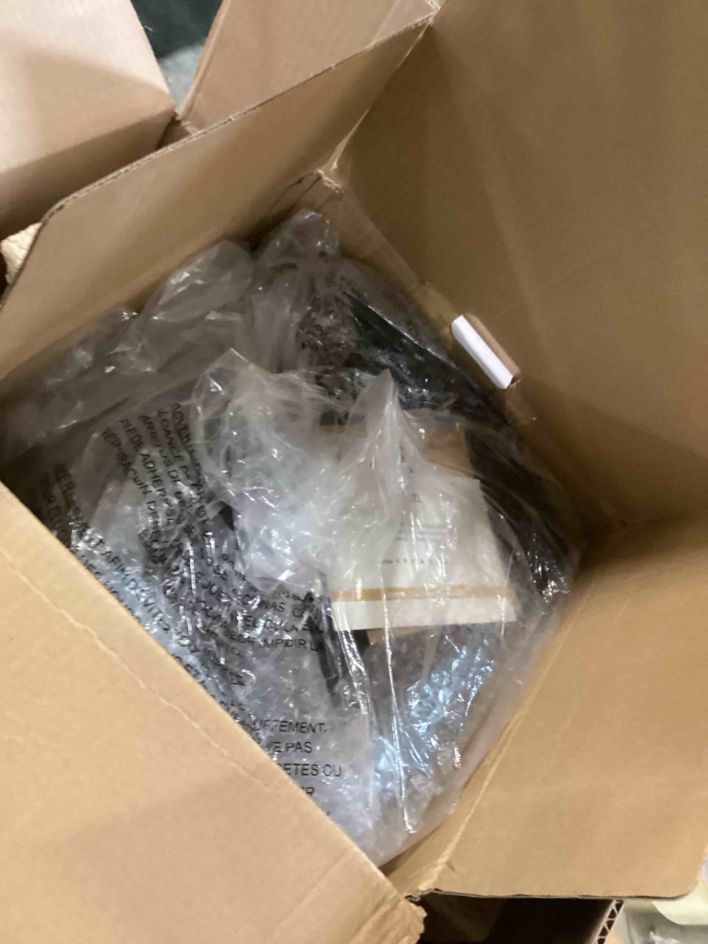 https://s3.amazonaws.com/lotting-images-prod/bidfta/BLU5714168_1714392745644.jpeg