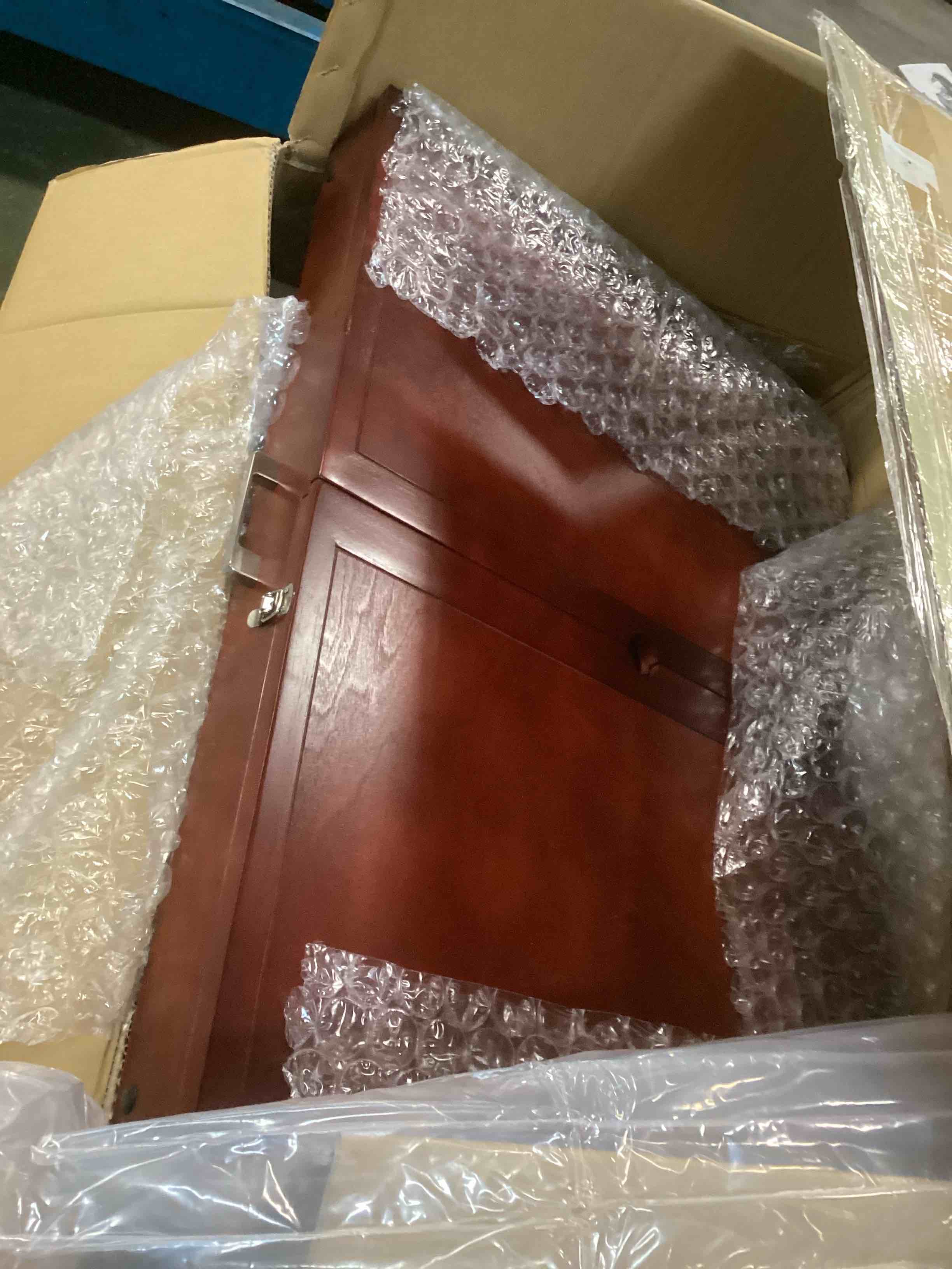 https://s3.amazonaws.com/lotting-images-prod/bidfta/BLU5715308_1714741491179.jpeg