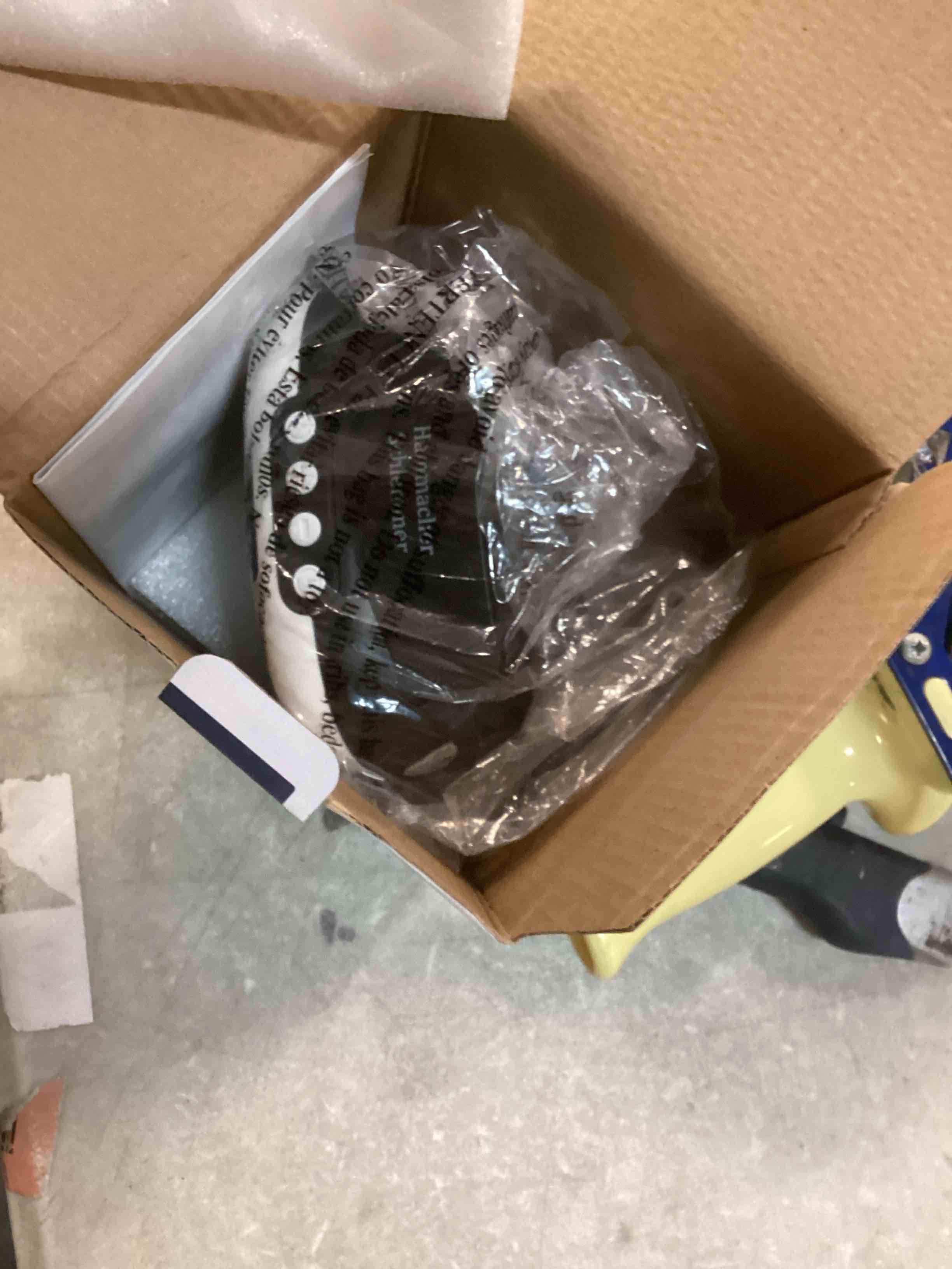 https://s3.amazonaws.com/lotting-images-prod/bidfta/BLU5715324_1714743557591.jpeg