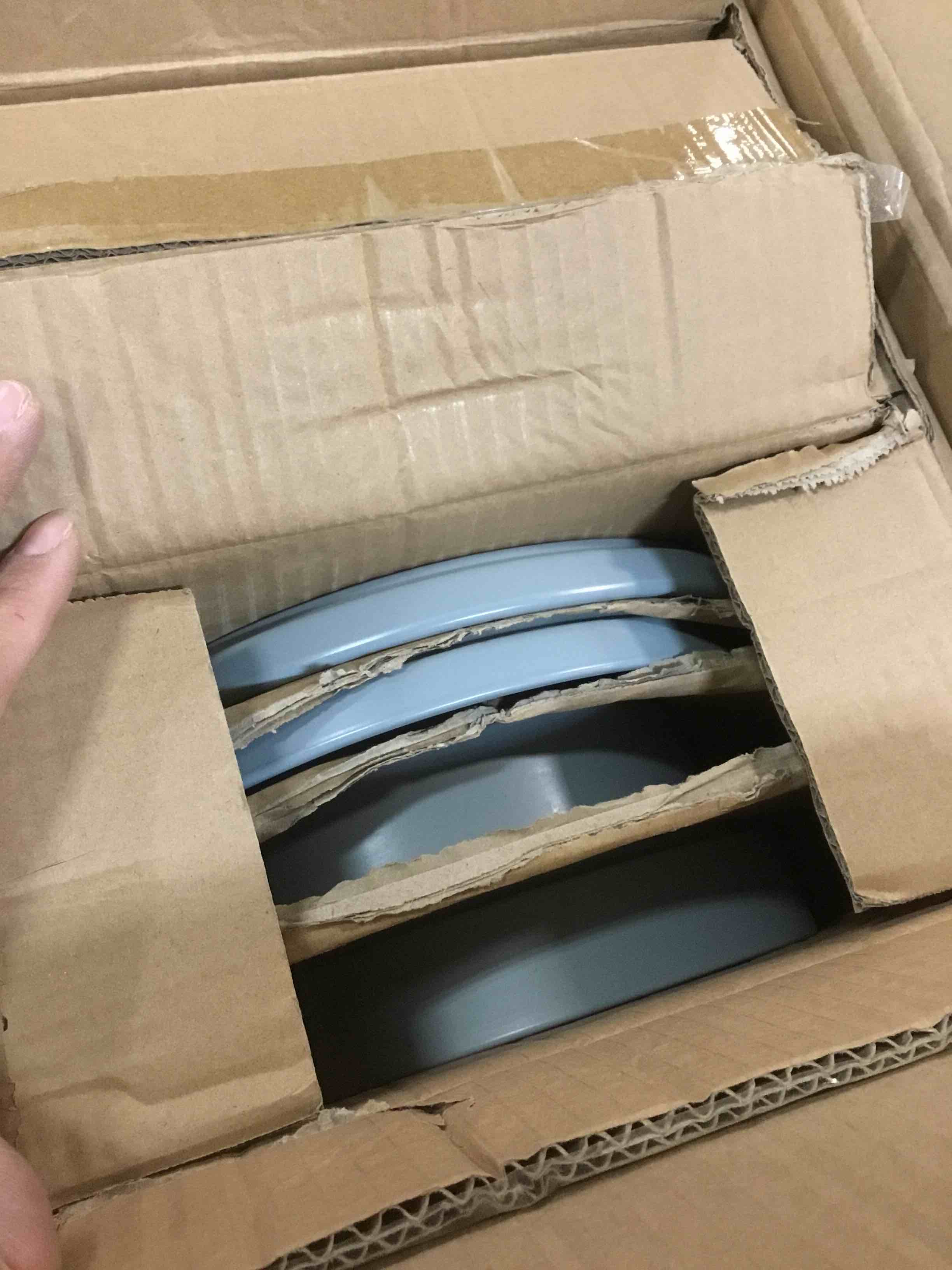 https://s3.amazonaws.com/lotting-images-prod/bidfta/BLU5716980_1714138449021.jpeg