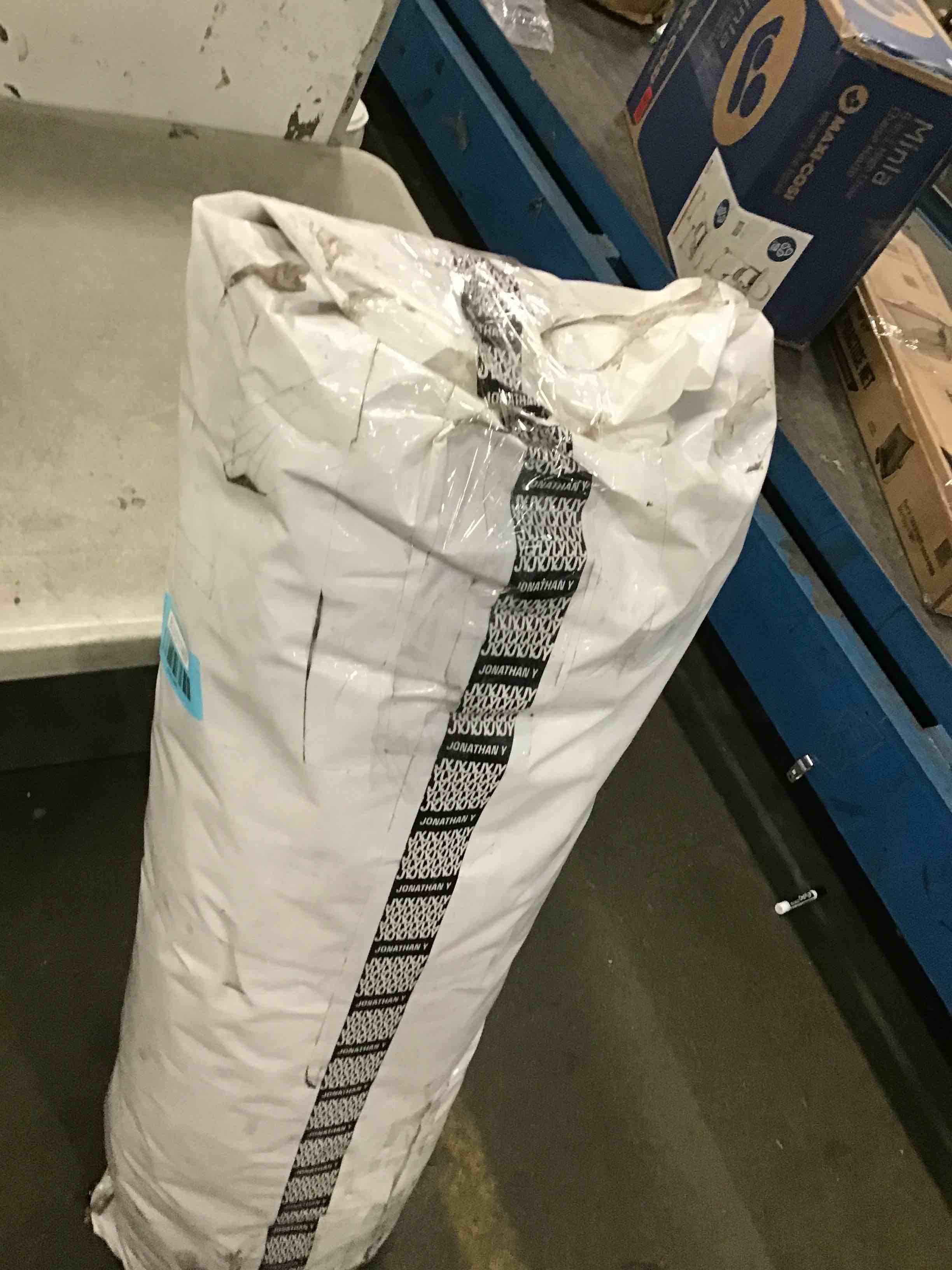https://s3.amazonaws.com/lotting-images-prod/bidfta/BLU5717469_1714475813922.jpeg