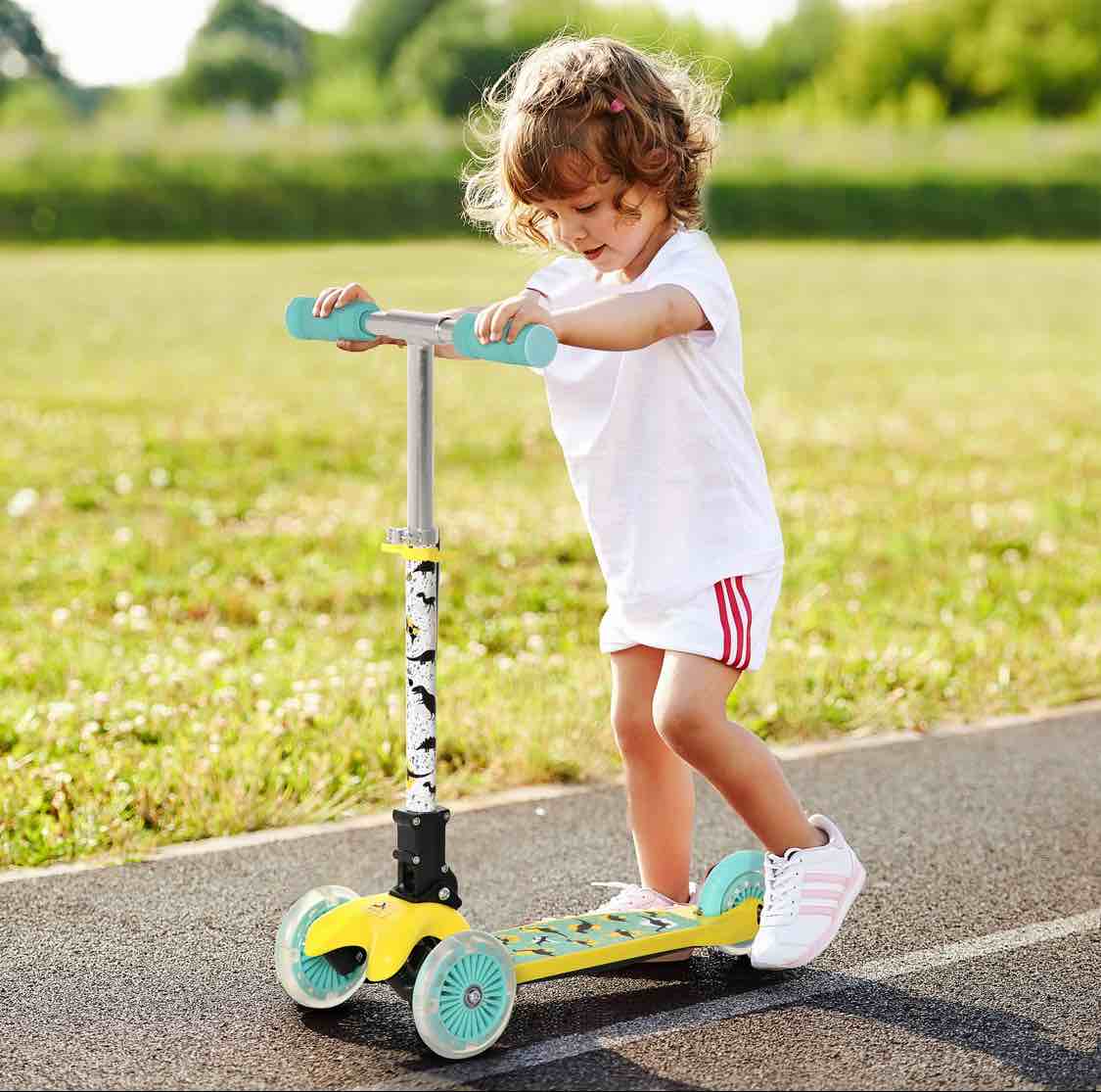 Aosom Kick Scooter for Kids, Foldable Children's Scooter with 3 Wheels, Adjustable Height, and Flashing LED for Boys and Girls, Yellow